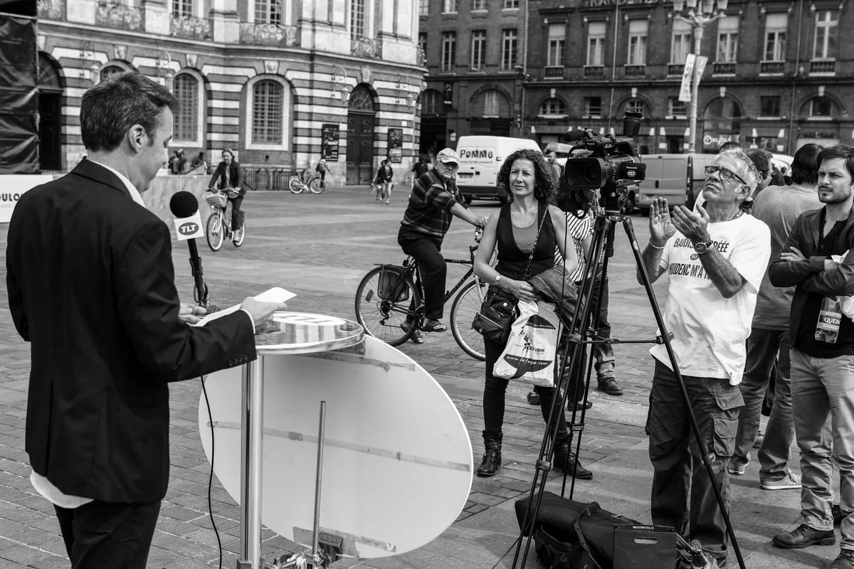 Les salaries de Tele Toulouse menacer de disparition ont decider d'effectuer le lancement de leur journal quotidien depuis la Place du Capitole afin de sensibiliser les Toulousains. Toulouse, FRANCE-19/06/2015