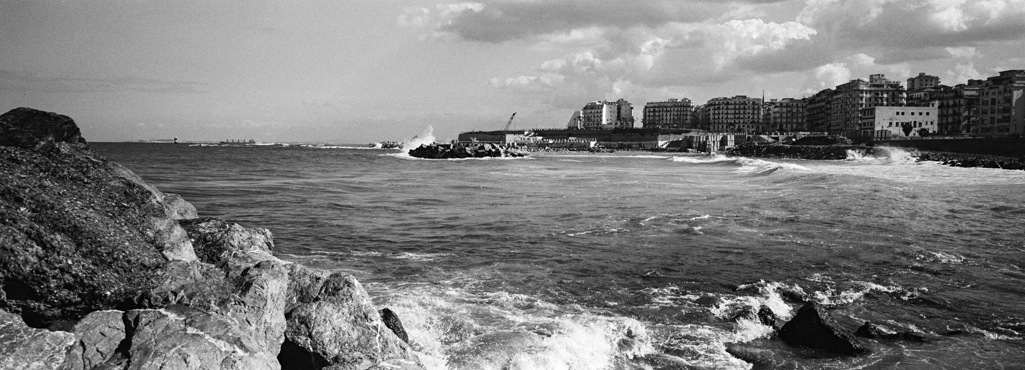 En bord de mer méditérannée dans le quartier de Bab el Oued. 17/02/2016, Alger-Algérie