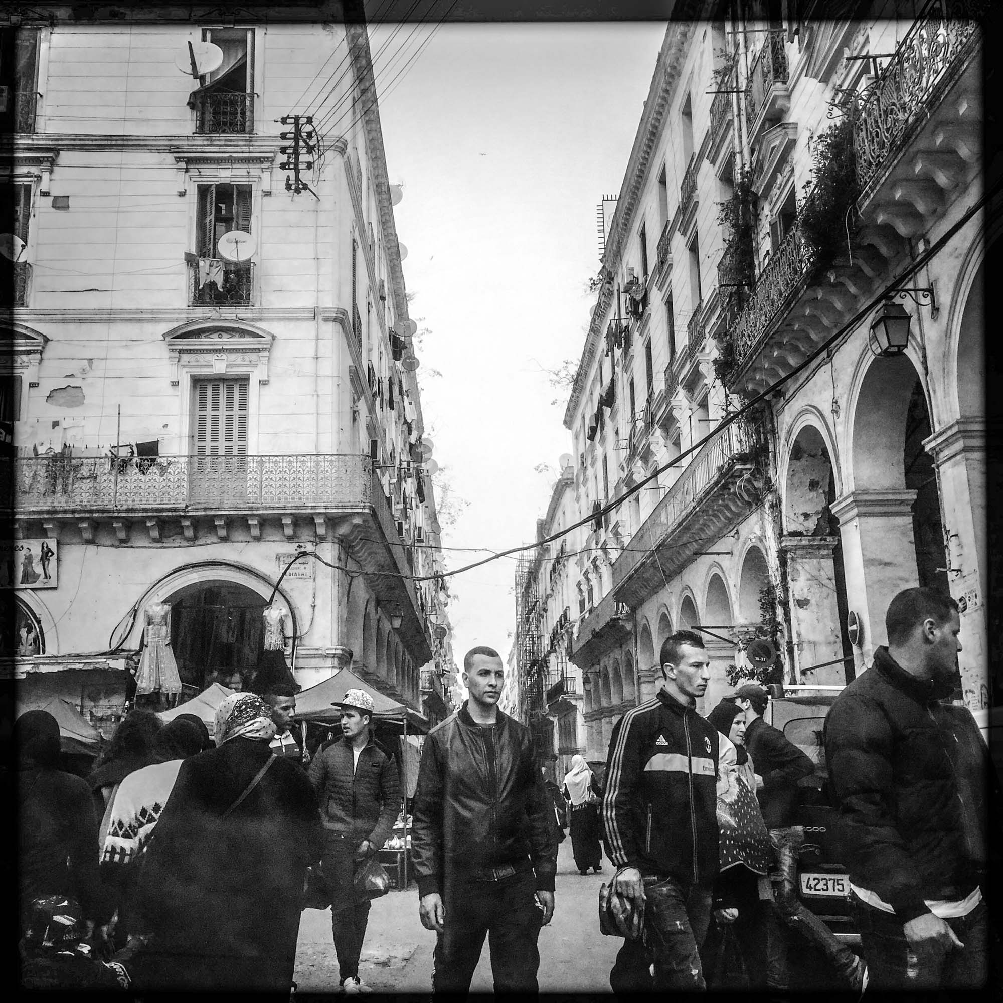 Un heune homme semble figé au milieu de la circulation intense du cente ville de la capitale Algérienne. 30/01/2016, Alger-ALGERIE.