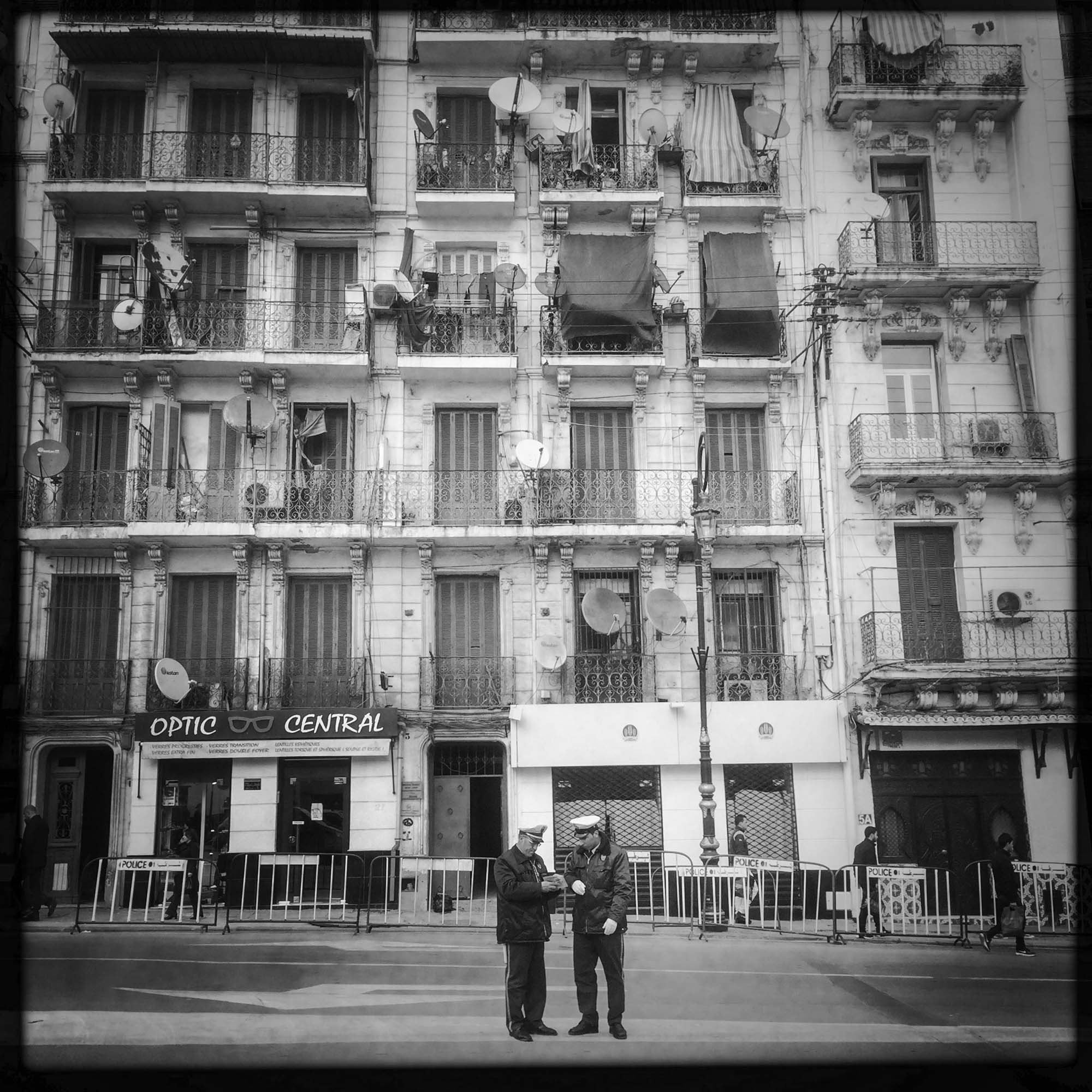 Deux policiers chargés de la circulation dans une rue du centre ville. 30/01/2016, Alger-ALGERIE.