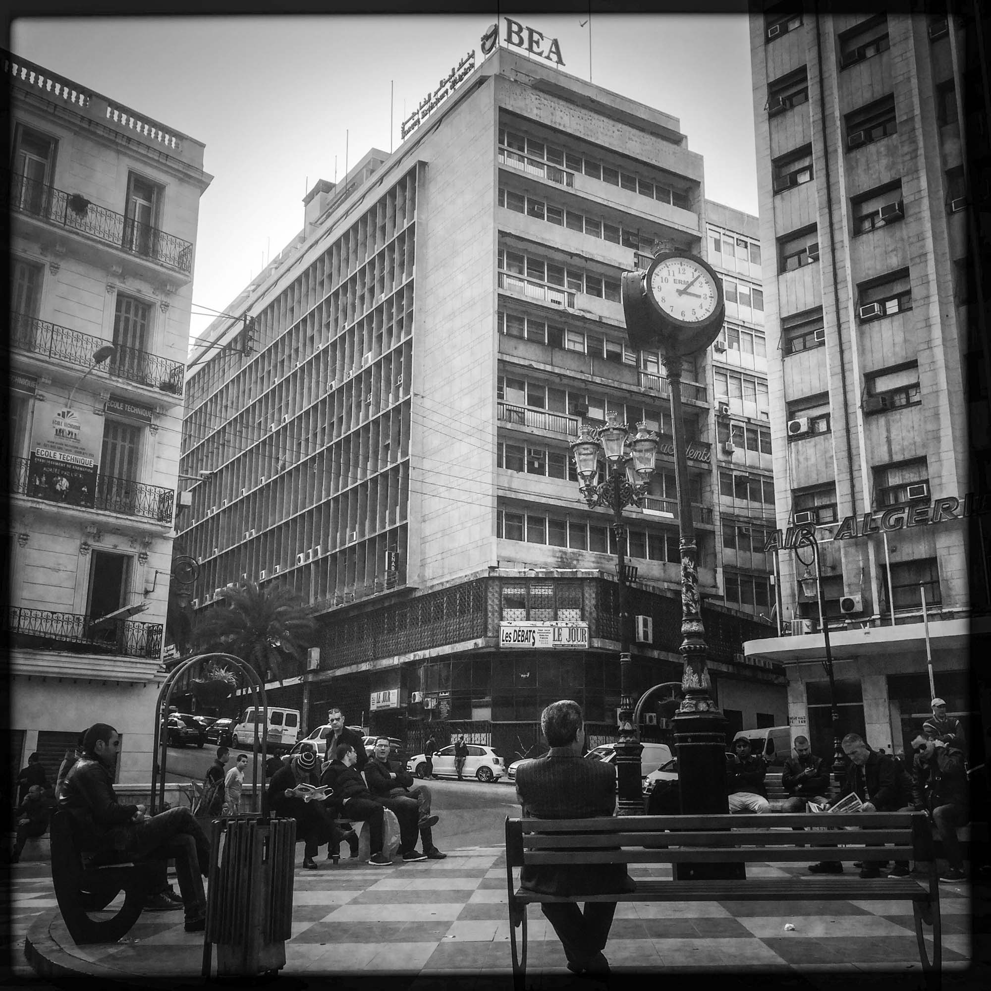 Un petite place dans le centre ville ou fleurissent les grandes compagnies nationales comme Air Algérie et BEA.30/01/2016, Alger-ALGERIE.