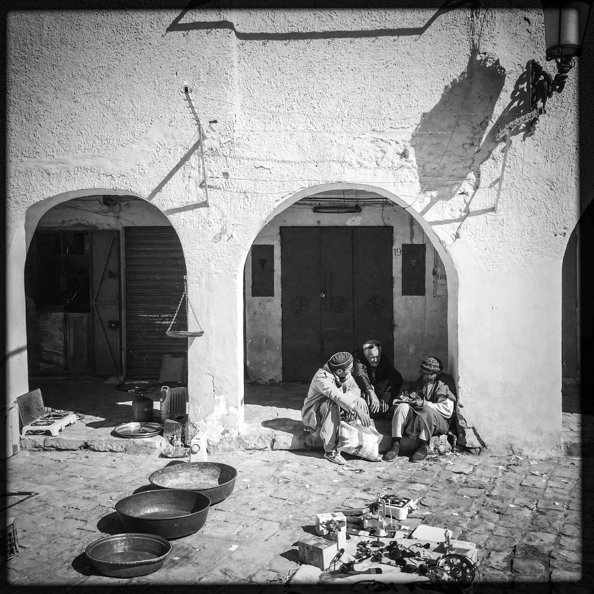 Des hommes discutent sur la grande place de cette ville classée au patrimoine de l'Unseco depuis 1982. 2/02/2016, Ghardaïa-Algérie.