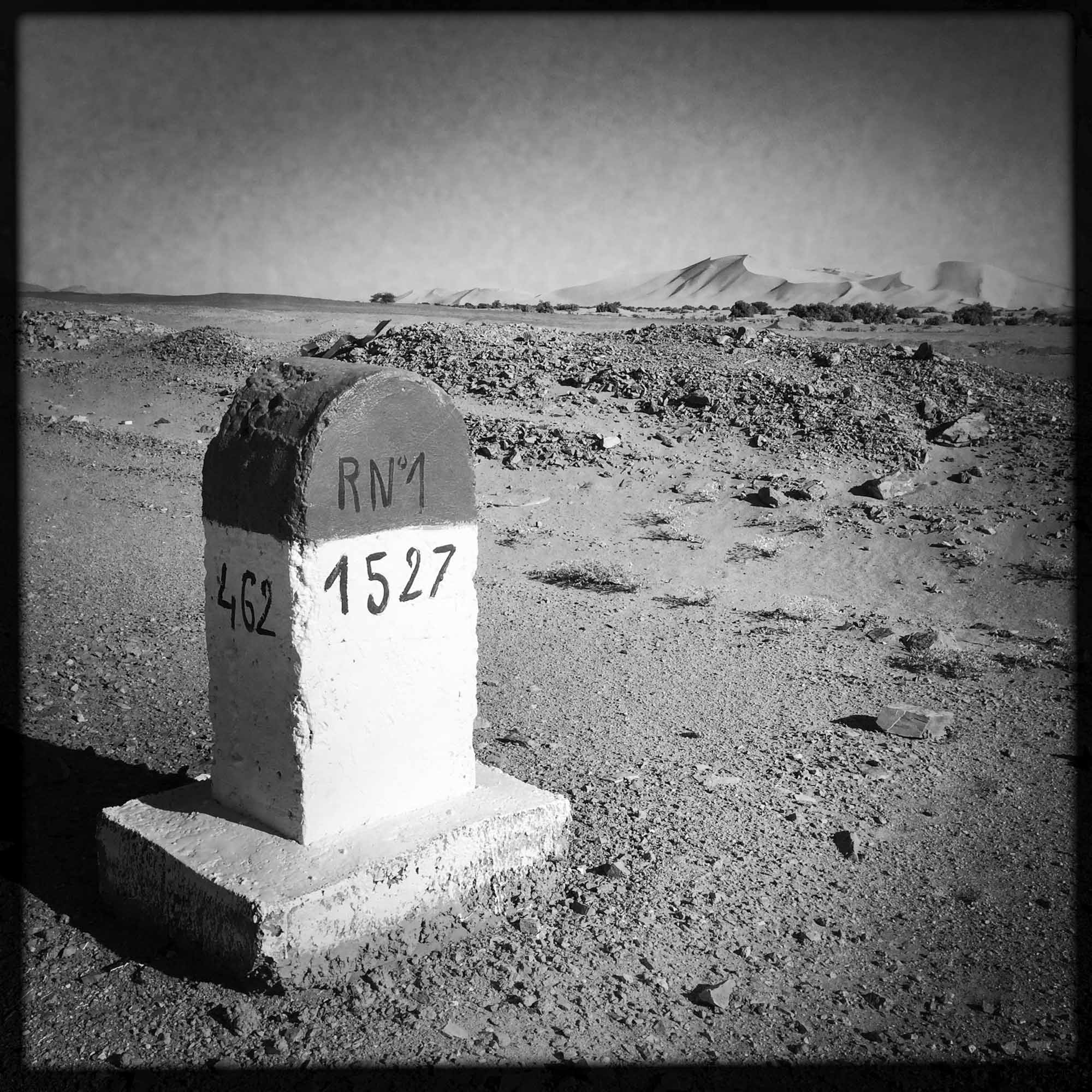 1330 kilometers separate the city of Ghardaia and Tamanrasset, this Trans-Saharan long national 1 2335 kilometers connecting Algiers and the Niger. Algeria-February 6, 2016.
Environ 1330 kilomètres séparent la ville de Ghardaïa dans le Mzab et Tamanrasset aux portes de l'Afrique Noire. Egalement appelée Transsaharienne, la nationale 1 longue de 2335km relie Alger au Niger. Algérie-6/02/2016.