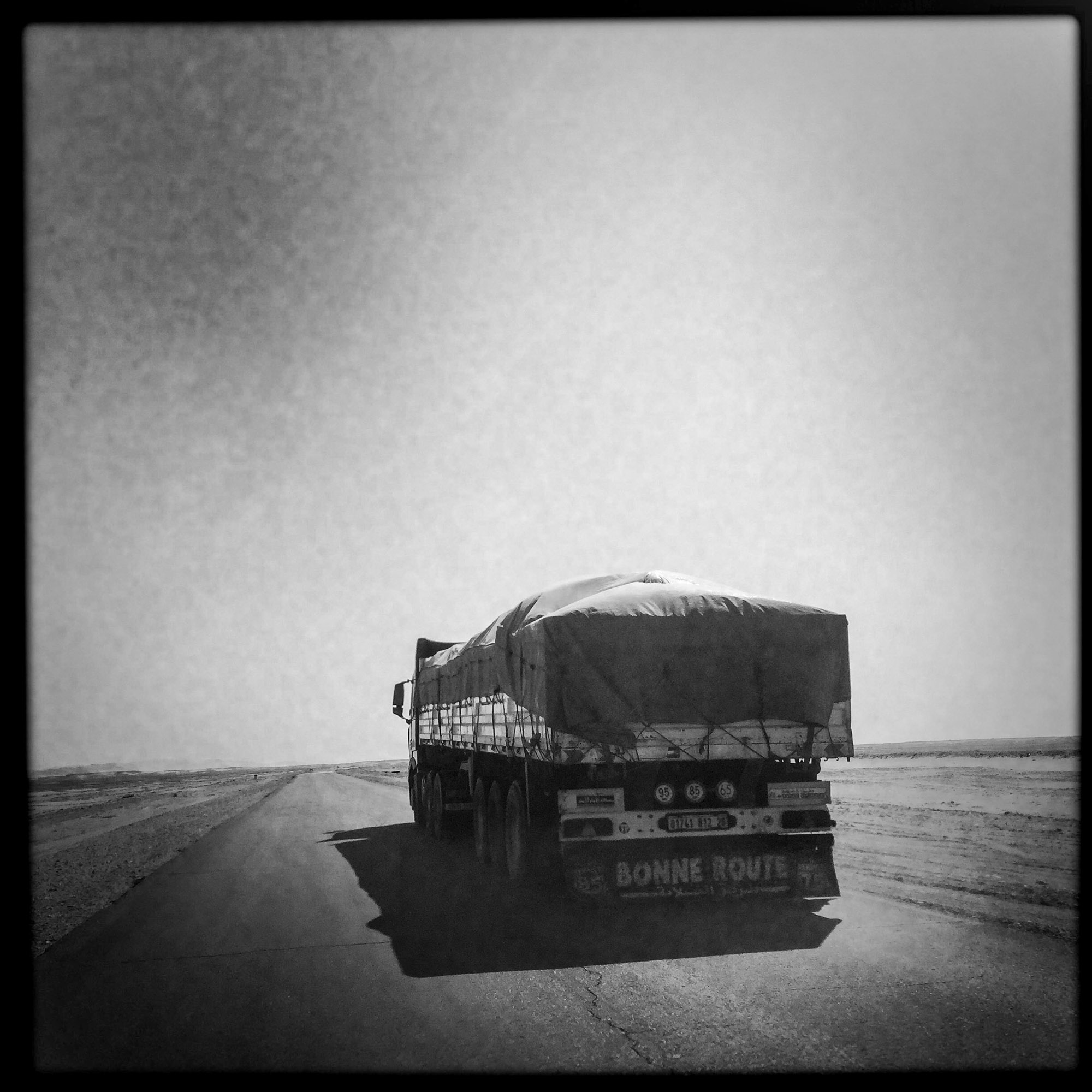 1330 kilometers separate the city of Ghardaia and Tamanrasset, this Trans-Saharan long national 1 2335 kilometers connecting Algiers and the Niger. Algeria-February 6, 2016.
Environ 1330 kilomètres séparent la ville de Ghardaïa dans le Mzab et Tamanrasset aux portes de l'Afrique Noire. Egalement appelée Transsaharienne, la nationale 1 longue de 2335km relie Alger au Niger. Algérie-6/02/2016.