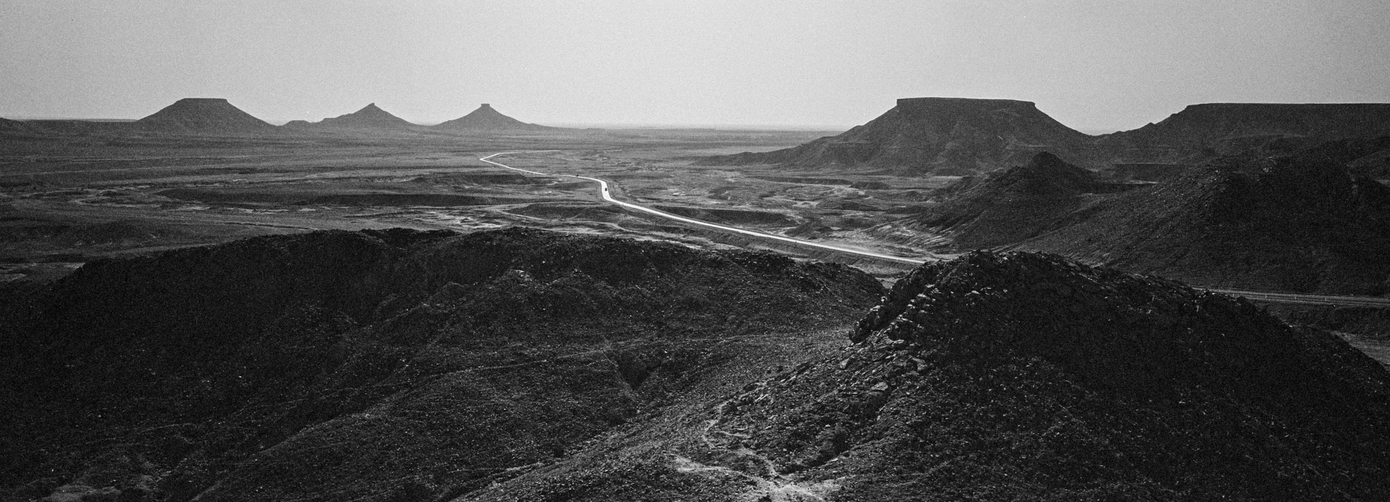 Environ 1330 kilomètres séparent la ville de Ghardaïa dans le Mzab et Tamanrasset porte de l'Afrique Noire. Egalement appelée Transsaharienne, la nationale 1 longue de 2335km relie Alger au Niger. Algérie-3/02/2016.