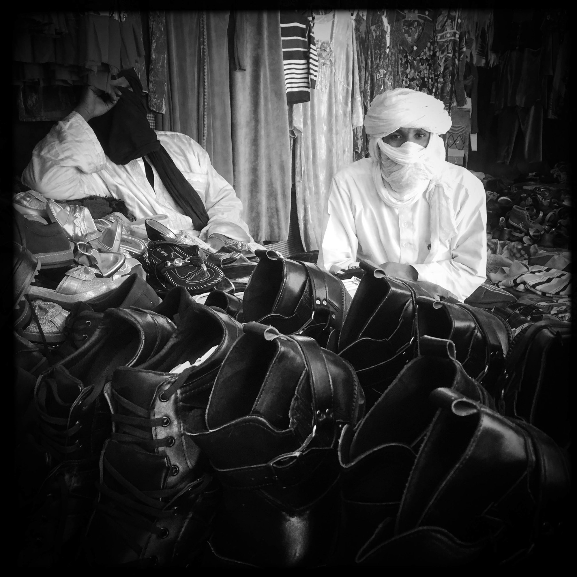 Dans un marché de Tamanrasset, un vendeur de chaussures Touareg. 5/02/2016, Tamanrasset-Algérie.