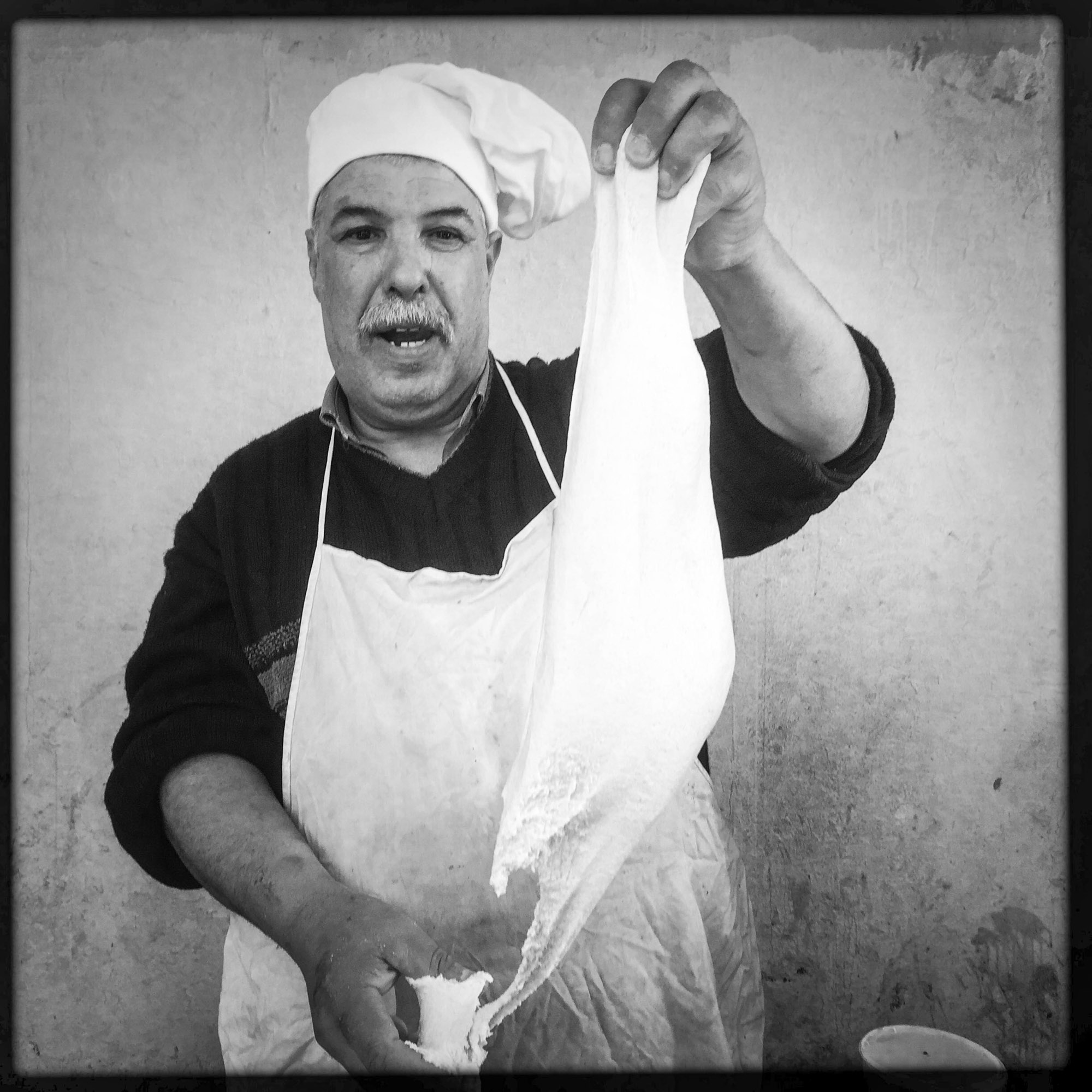 Mohamed, vend des galettes traditionelles sur le marché de la ville. 9/02/2016,Biskra- Algérie.