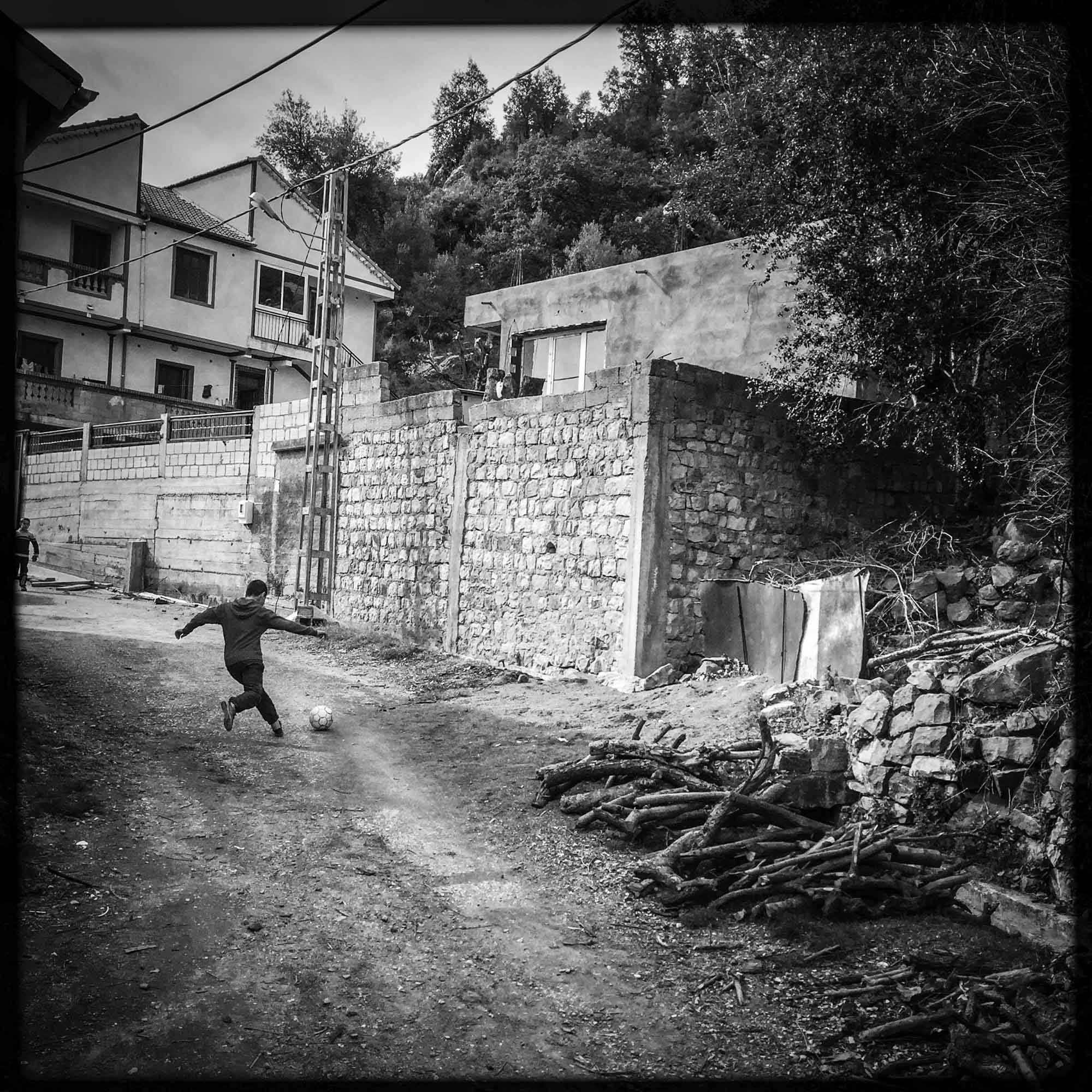 Des enfants jouent au foot. 12/02/2016, Yakouren-ALGERIE.