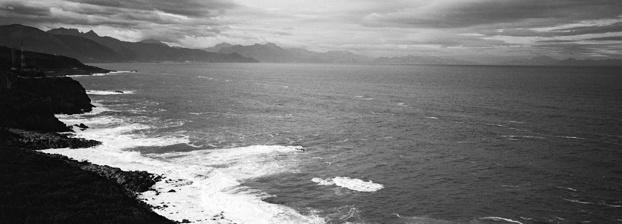 Le long de la côte entre Jijjel et Bejaia  sur la corniche.13/02/2016, ALGERIE.