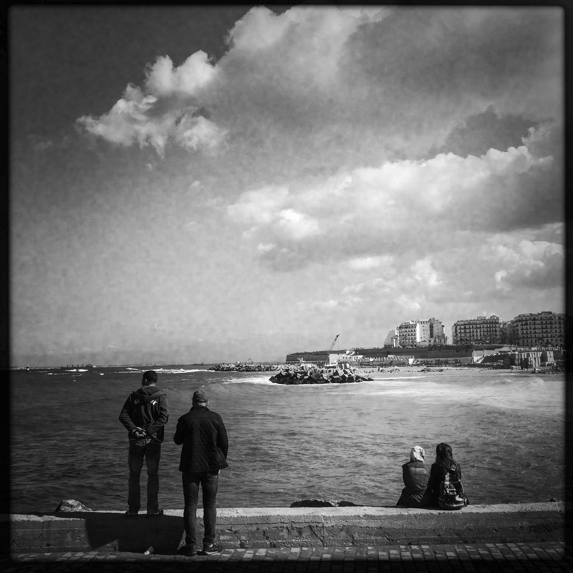 En bord de mer méditérannée dans le quartier de Bab el Oued. 17/02/2016, Alger-Algérie