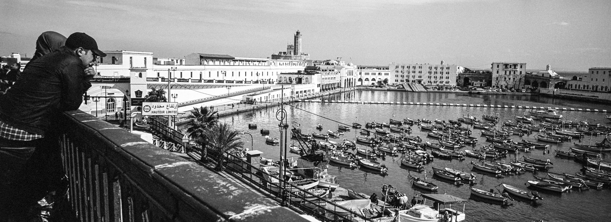 En bord de mer à côté de la capitainerie et du petit port de pêche. 18/02/2016, Alger-ALGERIE.