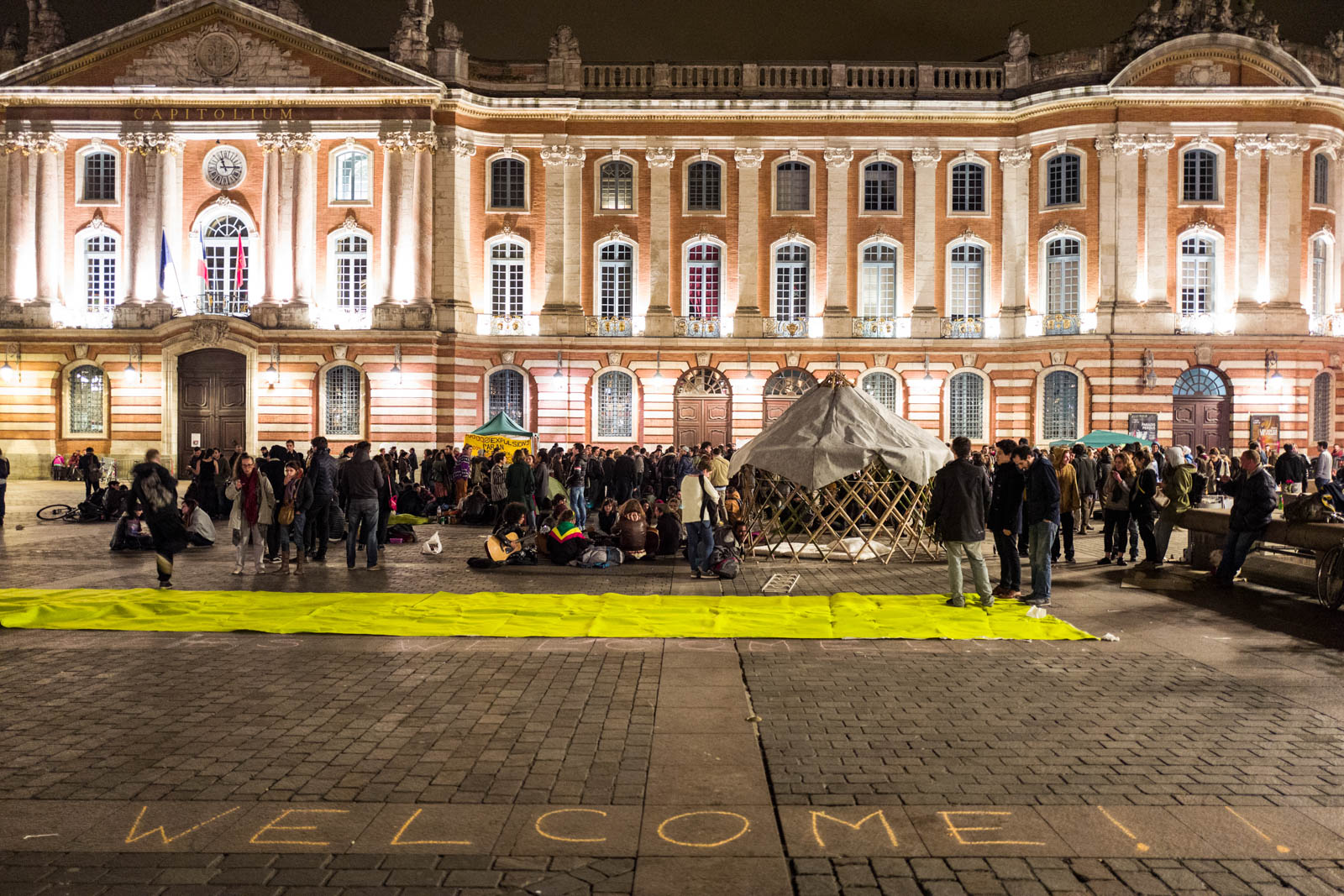 Rassemblement NUIT DEBOUT sur la place du Capitole. Depuis le 31 mars des personnes se sont installées sur différentes grandes places dans des villes de l'hexagone.  Ces rassemblements pacifiques, appellés NUIT DEBOUT sont ouverts et populaires, ils visent à réinvestir l’espace public pour échanger, débattre et construire, la Place du Capitole est occupée depuis le 5 avril. 6/04/2016, Toulouse-France.