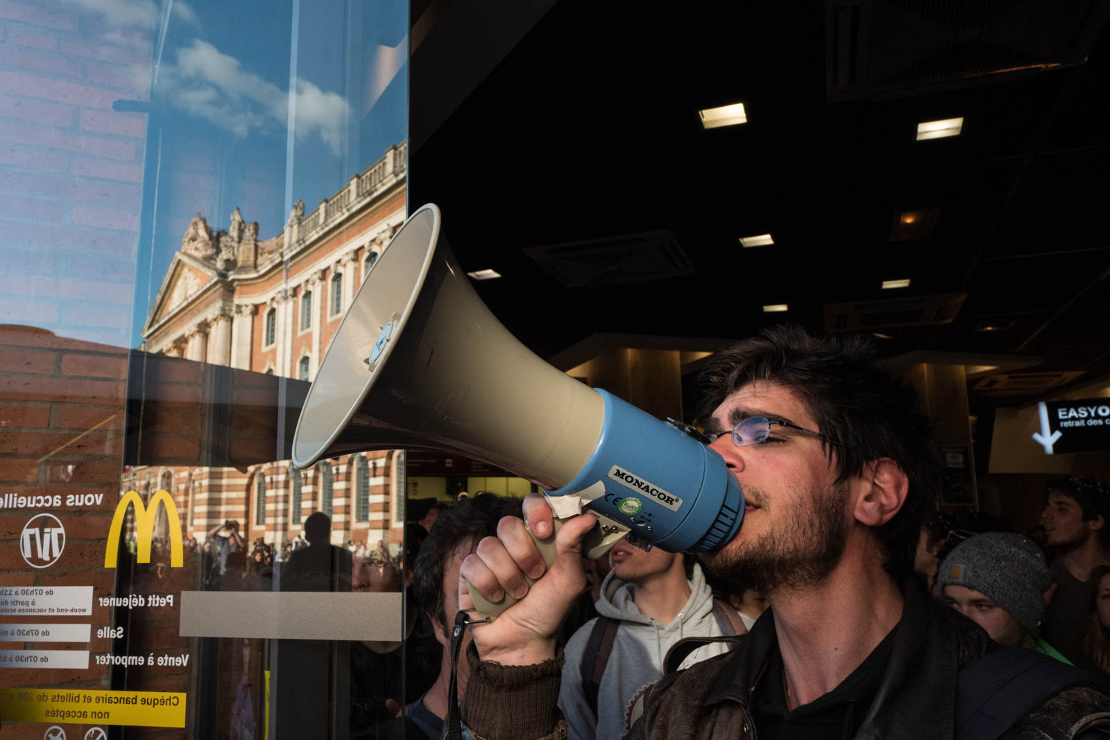 Between 150 and 200 people from the Night Stand movement and association Right to Housing (DAL ) invested the McDonald's of the Capitol Square. The police evacuated protestors  from the fast food on the Capitol Square.  03, may 2016, Toulouse-FRANCE .
Entre 150 et 200 personnes du mouvement Nuit Debout et de l'association Droit Au Logement(DAL) ont investi le McDonald’s de la place du Capitole. La police a ensuite procédé à l'évacuation  des manifestants du fast food sur la place du Capitole. 3/05/2016, Toulouse-FRANCE.