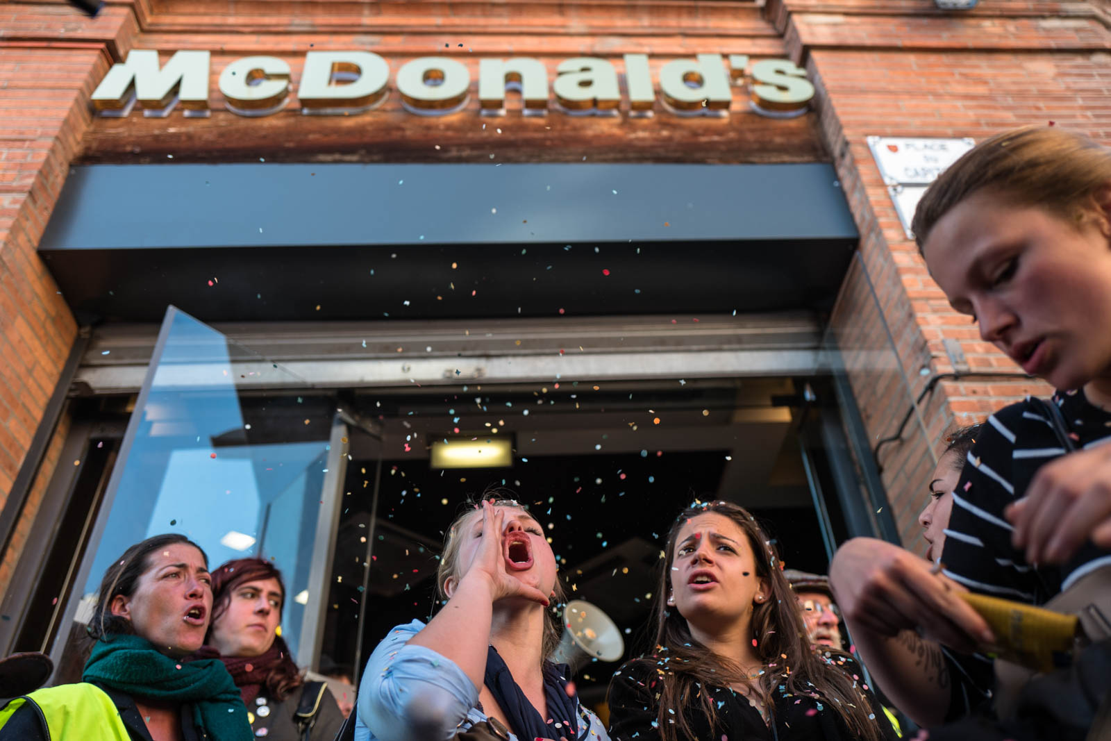 Between 150 and 200 people from the Night Stand movement and association Right to Housing (DAL ) invested the McDonald's of the Capitol Square. The police evacuated protestors  from the fast food on the Capitol Square.  03, may 2016, Toulouse-FRANCE .
Entre 150 et 200 personnes du mouvement Nuit Debout et de l'association Droit Au Logement(DAL) ont investi le McDonald’s de la place du Capitole. La police a ensuite procédé à l'évacuation  des manifestants du fast food sur la place du Capitole. 3/05/2016, Toulouse-FRANCE.