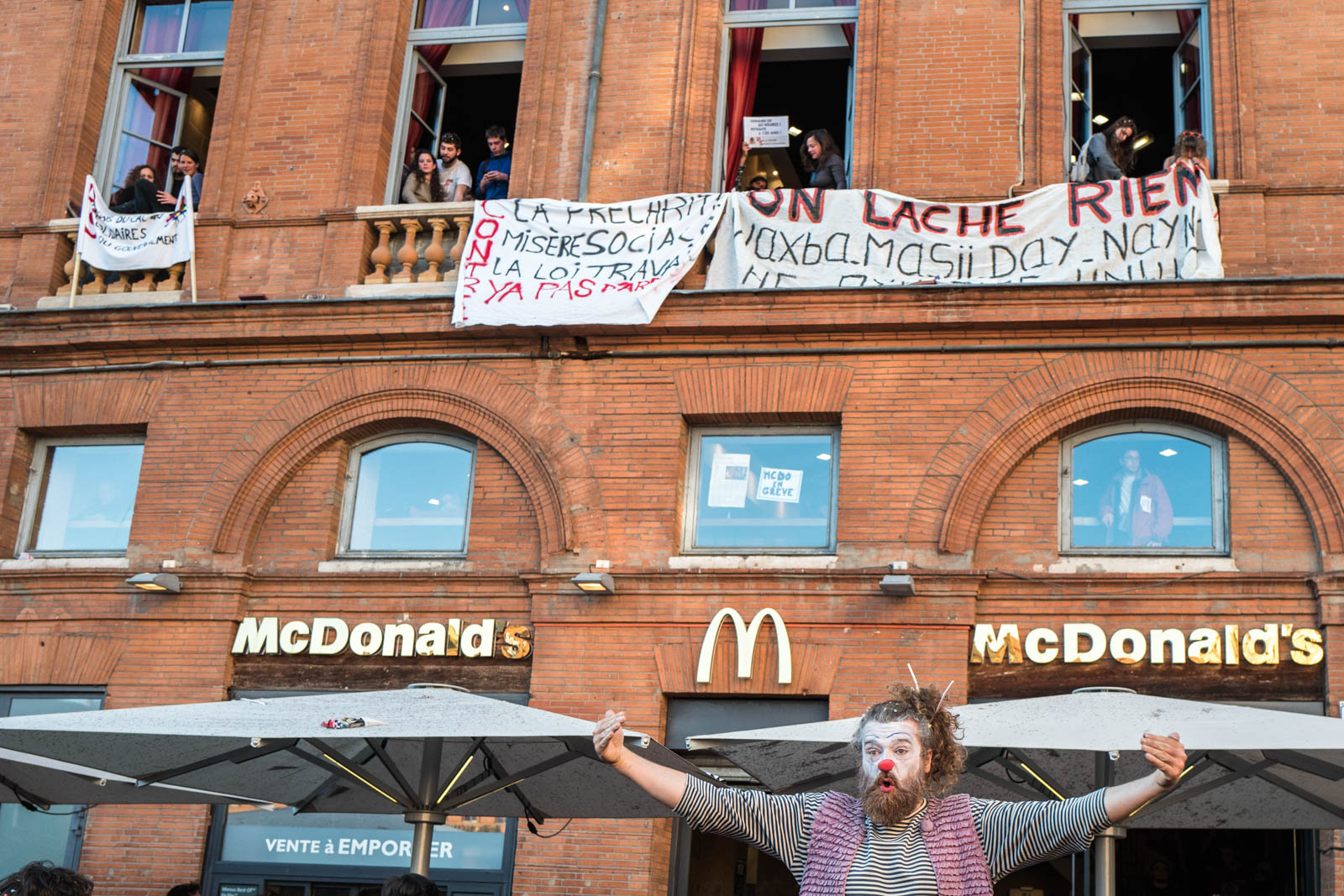 Between 150 and 200 people from the Night Stand movement and association Right to Housing (DAL ) invested the McDonald's of the Capitol Square. The police evacuated protestors  from the fast food on the Capitol Square.  03, may 2016, Toulouse-FRANCE .
Entre 150 et 200 personnes du mouvement Nuit Debout et de l'association Droit Au Logement(DAL) ont investi le McDonald’s de la place du Capitole. La police a ensuite procédé à l'évacuation  des manifestants du fast food sur la place du Capitole. 3/05/2016, Toulouse-FRANCE.