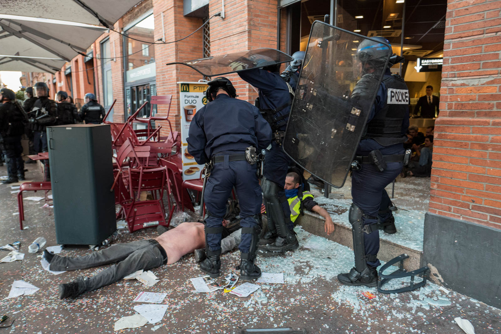 Between 150 and 200 people from the Night Stand movement and association Right to Housing (DAL ) invested the McDonald's of the Capitol Square. The police evacuated protestors  from the fast food on the Capitol Square.  03, may 2016, Toulouse-FRANCE .
Entre 150 et 200 personnes du mouvement Nuit Debout et de l'association Droit Au Logement(DAL) ont investi le McDonald’s de la place du Capitole. La police a ensuite procédé à l'évacuation  des manifestants du fast food sur la place du Capitole. 3/05/2016, Toulouse-FRANCE.