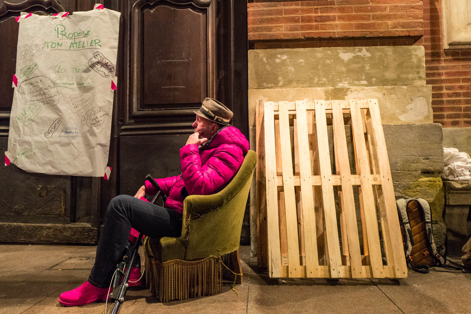 Un homme cogite seul sur son fauteuil lors du rassemblement NUIT DEBOUT sur la place du Capitole. Depuis le 31 mars des personnes se sont installées sur différentes grandes places dans des villes de l'hexagone.  Ces rassemblements pacifiques, appellés NUIT DEBOUT sont ouverts et populaires, ils visent à réinvestir l’espace public pour échanger, débattre et construire, la Place du Capitole est occupée depuis le 5 avril. 6/04/2016, Toulouse-France.