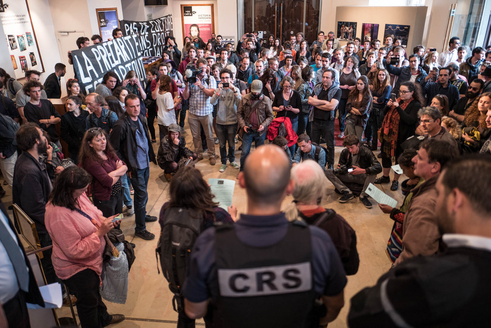 Plusieurs dizaines d'intermittents et de précaires ont envahi le théâtre du Capitole pour sensibiliser en vue d'une application de l'accord sur l'assurance chômage et dénoncer la loi Travail.
Les manifestants ont pénétré dans l'opéra-théâtre avant de monter au premier étage de déployer deux banderoles où était inscrit : "Séparation du Medef et de l'État", "Pas de culture sans droits sociaux ». Toulouse, France-25 mai 2016.