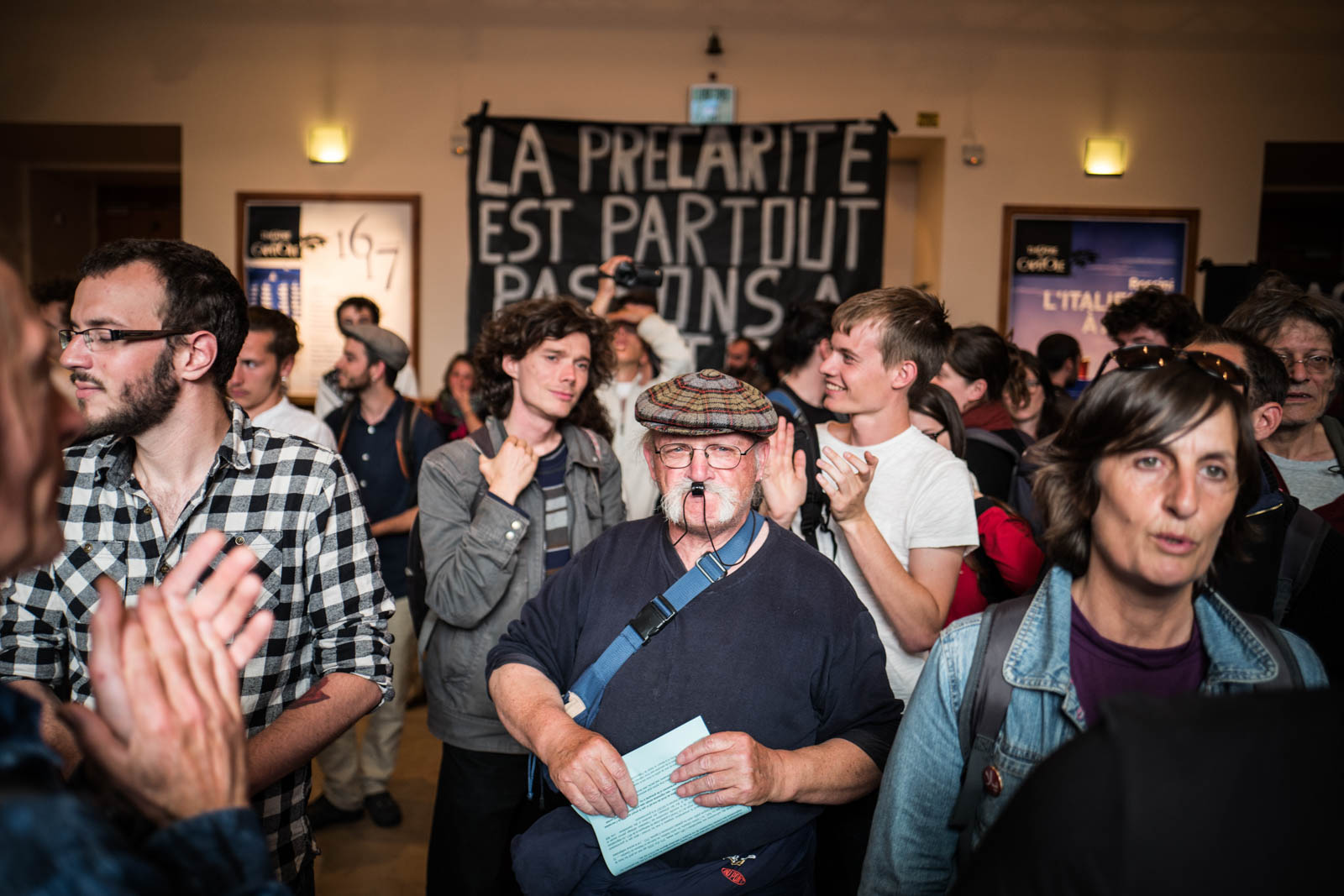 Plusieurs dizaines d'intermittents et de précaires ont envahi le théâtre du Capitole pour sensibiliser en vue d'une application de l'accord sur l'assurance chômage et dénoncer la loi Travail.
Les manifestants ont pénétré dans l'opéra-théâtre avant de monter au premier étage de déployer deux banderoles où était inscrit : "Séparation du Medef et de l'État", "Pas de culture sans droits sociaux ». Toulouse, France-25 mai 2016.