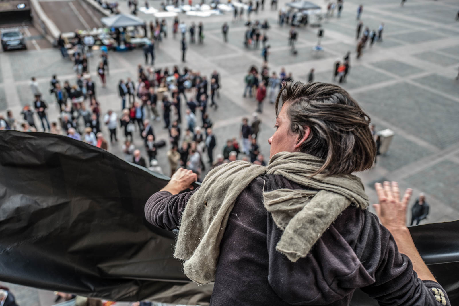 Plusieurs dizaines d'intermittents et de précaires ont envahi le théâtre du Capitole pour sensibiliser en vue d'une application de l'accord sur l'assurance chômage et dénoncer la loi Travail.
Les manifestants ont pénétré dans l'opéra-théâtre avant de monter au premier étage de déployer deux banderoles où était inscrit : "Séparation du Medef et de l'État", "Pas de culture sans droits sociaux ». Toulouse, France-25 mai 2016.