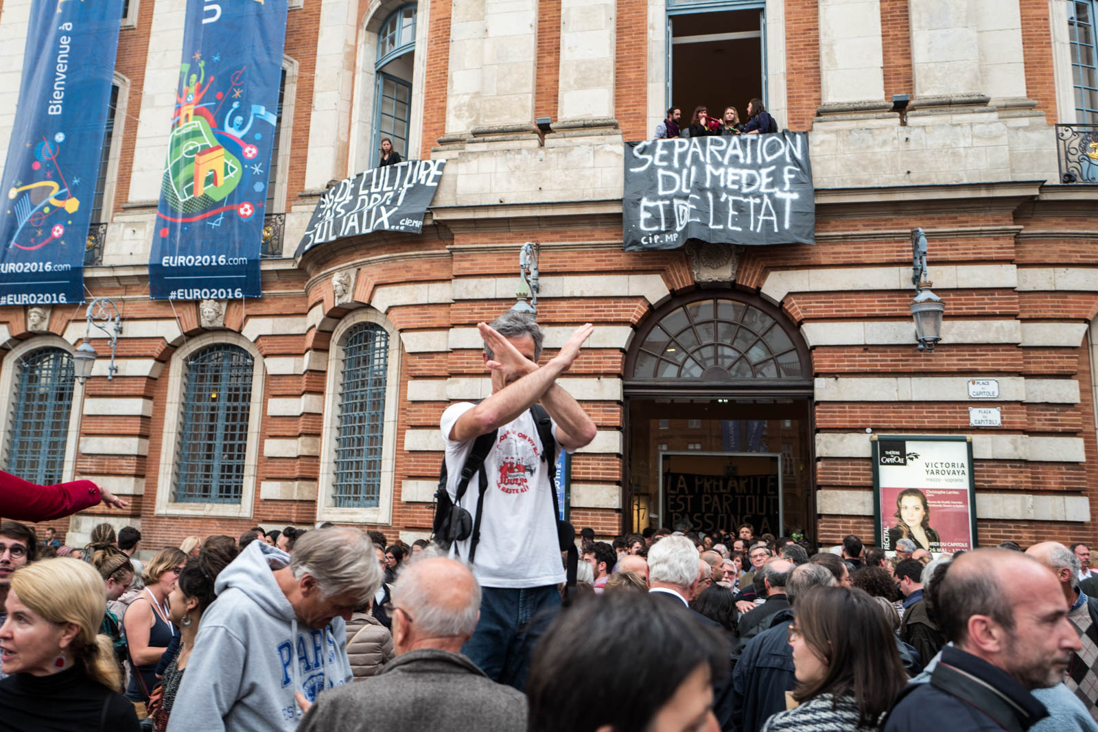 Plusieurs dizaines d'intermittents et de précaires ont envahi le théâtre du Capitole pour sensibiliser en vue d'une application de l'accord sur l'assurance chômage et dénoncer la loi Travail.
Les manifestants ont pénétré dans l'opéra-théâtre avant de monter au premier étage de déployer deux banderoles où était inscrit : "Séparation du Medef et de l'État", "Pas de culture sans droits sociaux ». Toulouse, France-25 mai 2016.