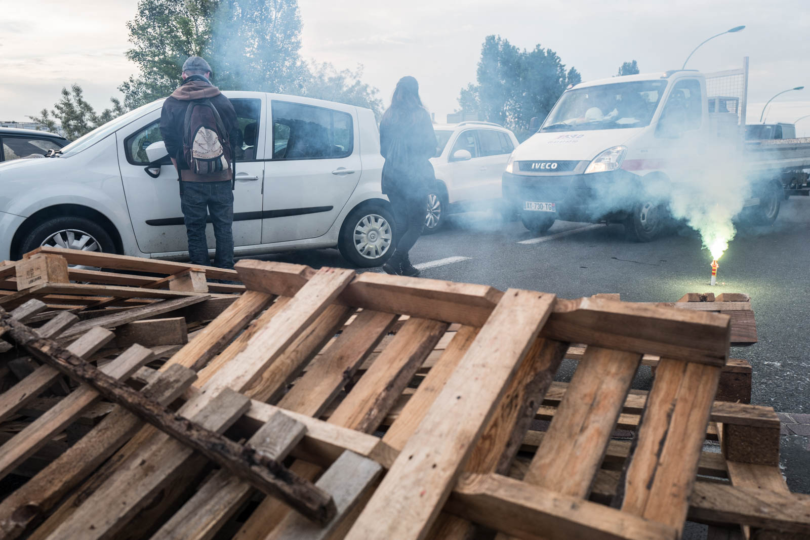 Très tôt le matin, plusieurs dizaines de manifestants, notamment du mouvement Nuit Debout, ont effectué des barrages filtrants aux sorties de rocade comme ici à Balma-Gramont pour dénoncer la loi Travail voulue par le gouvernement de Manuel Valls et de sa ministre du travail Myriam El-Khomri. De nombreux ralentissements et bouchons ont été enregistré alors que devait se tenir la grande manifestation à l’appel de l’intersyndicale dans l’après-midi. Toulouse, France-26 mai 2016.