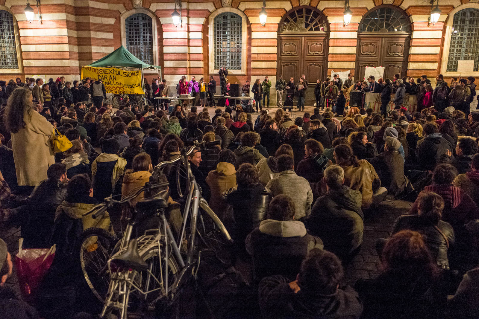 Rassemblement NUIT DEBOUT sur la place du Capitole. Depuis le 31 mars des personnes se sont installées sur différentes grandes places dans des villes de l'hexagone.  Ces rassemblements pacifiques, appellés NUIT DEBOUT sont ouverts et populaires, ils visent à réinvestir l’espace public pour échanger, débattre et construire, la Place du Capitole est occupée depuis le 5 avril. 6/04/2016, Toulouse-France.