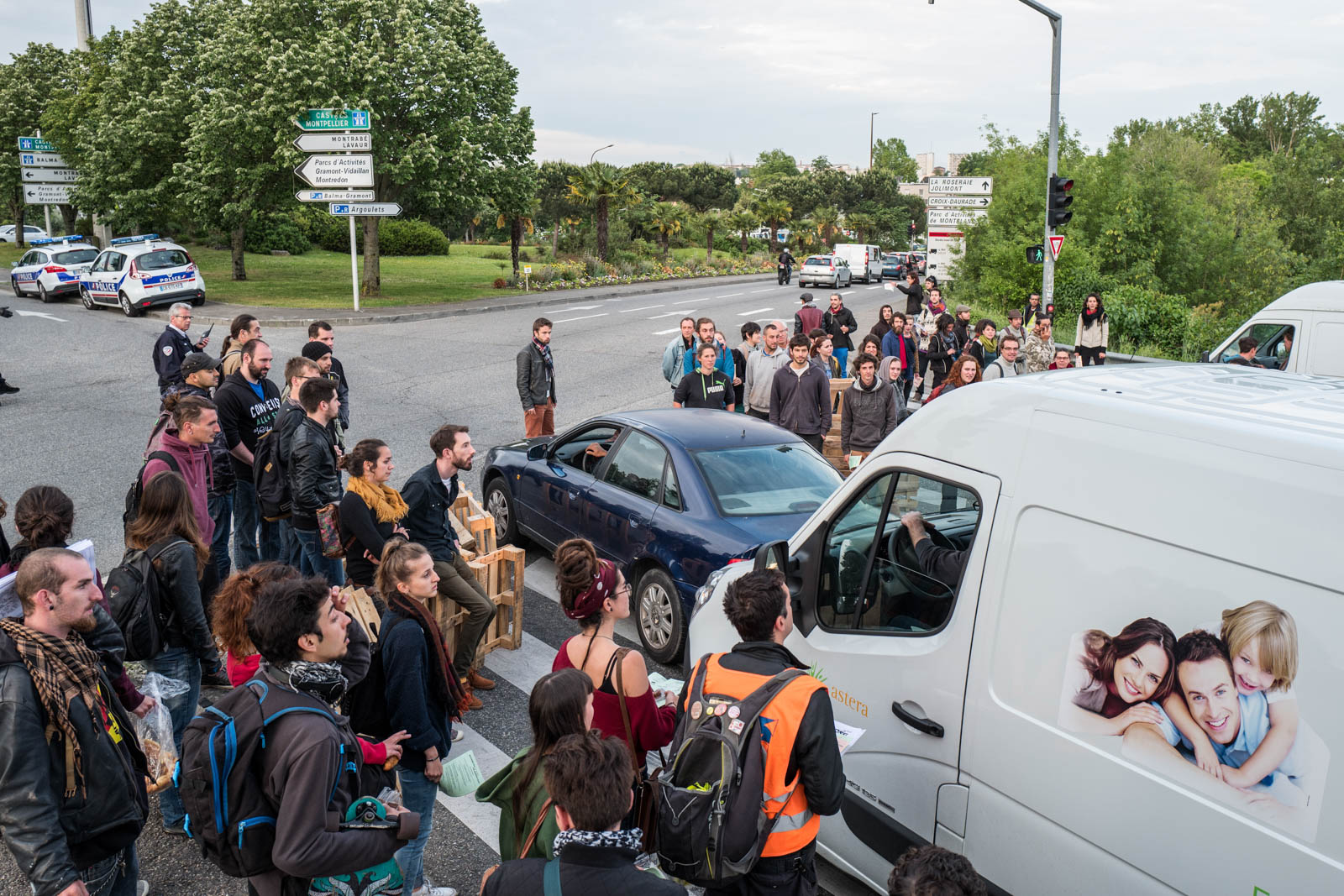 Très tôt le matin, plusieurs dizaines de manifestants, notamment du mouvement Nuit Debout, ont effectué des barrages filtrants aux sorties de rocade comme ici à Balma-Gramont pour dénoncer la loi Travail voulue par le gouvernement de Manuel Valls et de sa ministre du travail Myriam El-Khomri. De nombreux ralentissements et bouchons ont été enregistré alors que devait se tenir la grande manifestation à l’appel de l’intersyndicale dans l’après-midi. Toulouse, France-26 mai 2016.