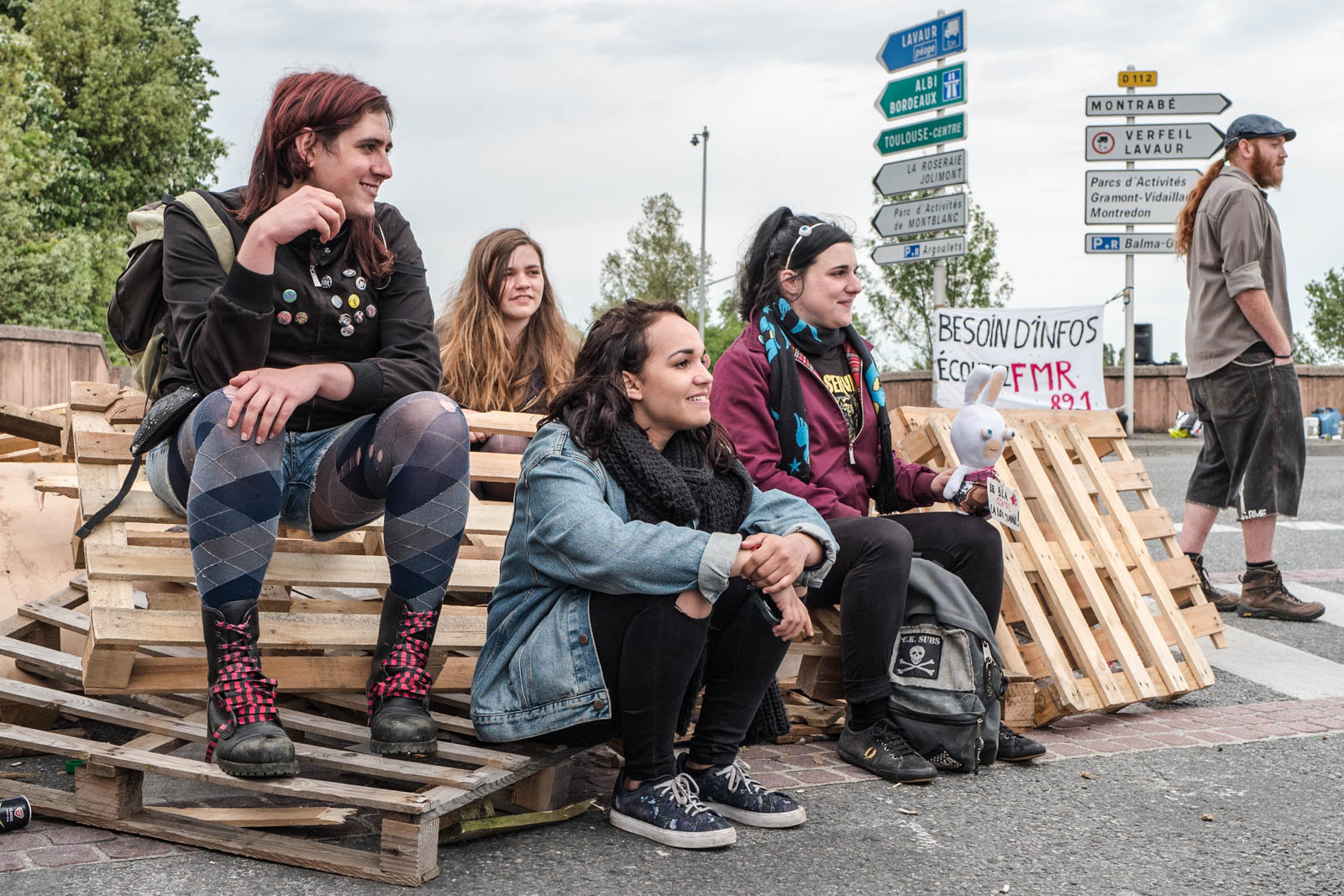 Très tôt le matin, plusieurs dizaines de manifestants, notamment du mouvement Nuit Debout, ont effectué des barrages filtrants aux sorties de rocade comme ici à Balma-Gramont pour dénoncer la loi Travail voulue par le gouvernement de Manuel Valls et de sa ministre du travail Myriam El-Khomri. De nombreux ralentissements et bouchons ont été enregistré alors que devait se tenir la grande manifestation à l’appel de l’intersyndicale dans l’après-midi. Toulouse, France-26 mai 2016.