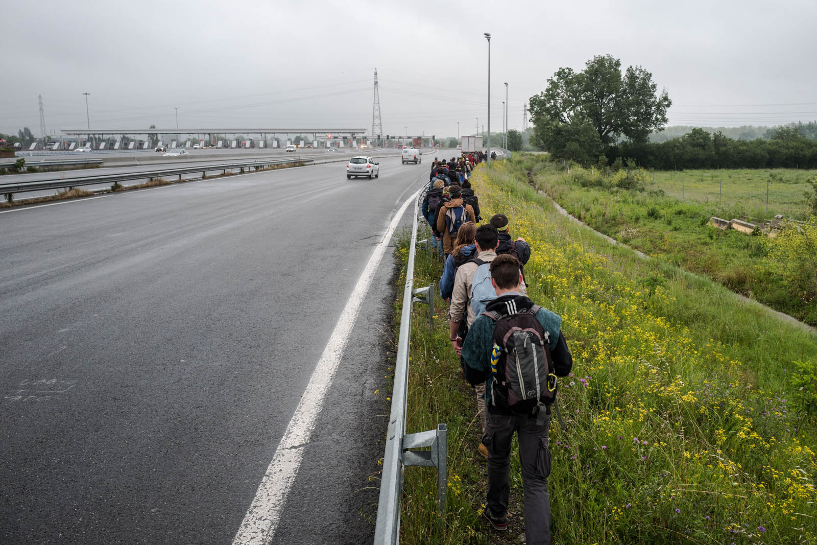 Members of the movement Night Stand opposed the Labour Act have led for more than two hours "Operation Sherwood" south of Toulouse toll in the Palay area. During this operation, opponents of the law dressed for the occasion raised the toll gates to allow vehicles and displayed banners that read " Rather than Vinci give your money to the people. » Toulouse, France- june 2, 2016. Des membres du mouvement Nuit Debout opposés à la Loi Travail ont mené pendant plus de deux heures l’opération Sherwood au péage Sud de Toulouse, dans la zone du Palays. Les opposants à la loi déguisés pour l’occasion ont levé les barrières de péage pour laisser passer les véhicules et affichés des banderoles où on pouvait lire « Plutôt qu’à Vinci donne ton argent au peuple ». Toulouse, France-2 juin 2016.