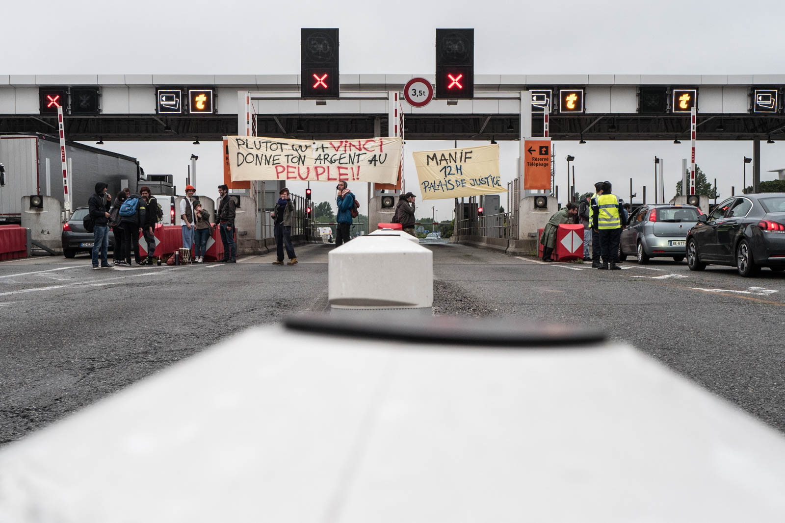 Members of the movement Night Stand opposed the Labour Act have led for more than two hours "Operation Sherwood" south of Toulouse toll in the Palay area. During this operation, opponents of the law dressed for the occasion raised the toll gates to allow vehicles and displayed banners that read " Rather than Vinci give your money to the people. » Toulouse, France- june 2, 2016. Des membres du mouvement Nuit Debout opposés à la Loi Travail ont mené pendant plus de deux heures l’opération Sherwood au péage Sud de Toulouse, dans la zone du Palays. Les opposants à la loi déguisés pour l’occasion ont levé les barrières de péage pour laisser passer les véhicules et affichés des banderoles où on pouvait lire « Plutôt qu’à Vinci donne ton argent au peuple ». Toulouse, France-2 juin 2016.