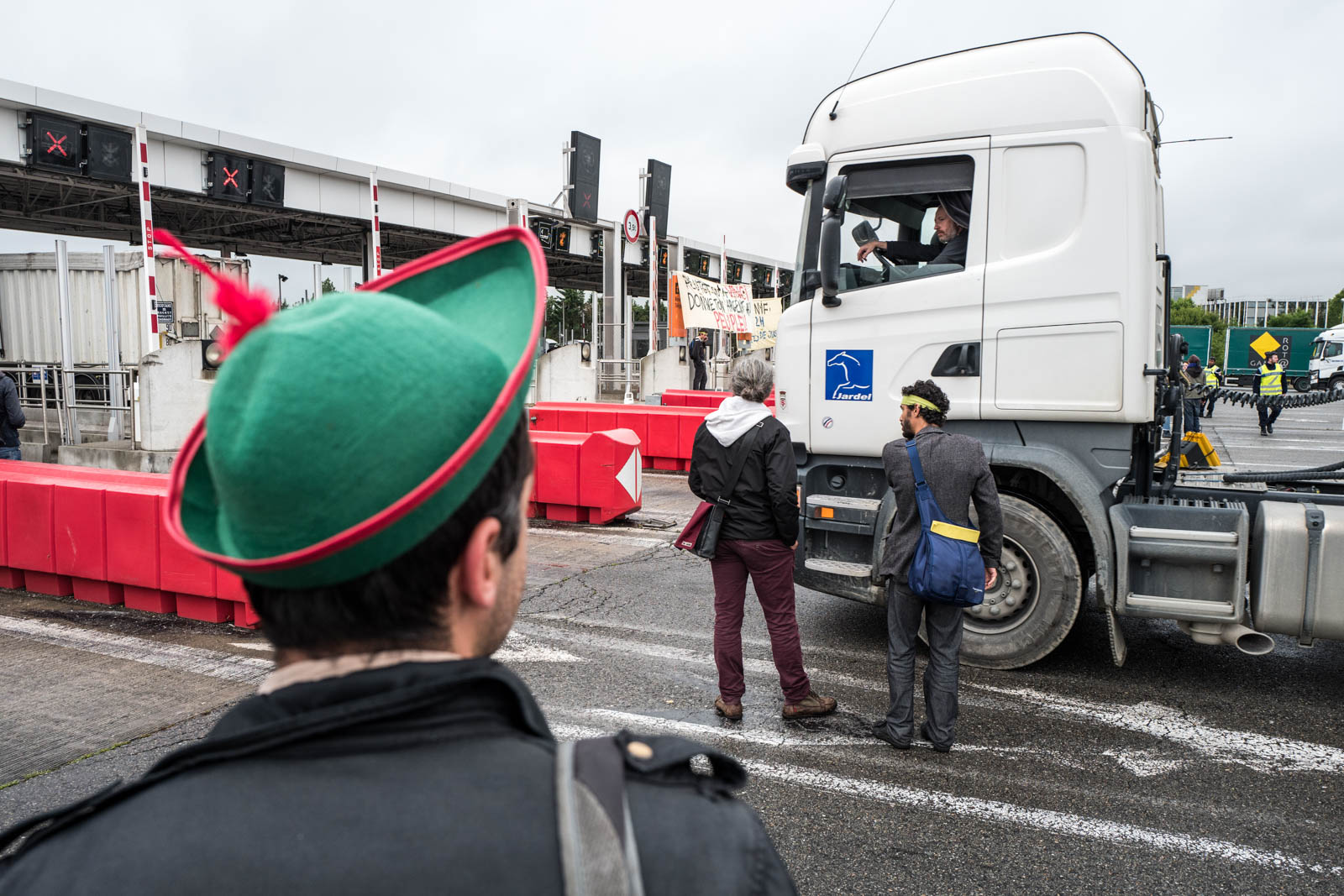 Members of the movement Night Stand opposed the Labour Act have led for more than two hours "Operation Sherwood" south of Toulouse toll in the Palay area. During this operation, opponents of the law dressed for the occasion raised the toll gates to allow vehicles and displayed banners that read " Rather than Vinci give your money to the people. » Toulouse, France- june 2, 2016. Des membres du mouvement Nuit Debout opposés à la Loi Travail ont mené pendant plus de deux heures l’opération Sherwood au péage Sud de Toulouse, dans la zone du Palays. Les opposants à la loi déguisés pour l’occasion ont levé les barrières de péage pour laisser passer les véhicules et affichés des banderoles où on pouvait lire « Plutôt qu’à Vinci donne ton argent au peuple ». Toulouse, France-2 juin 2016.