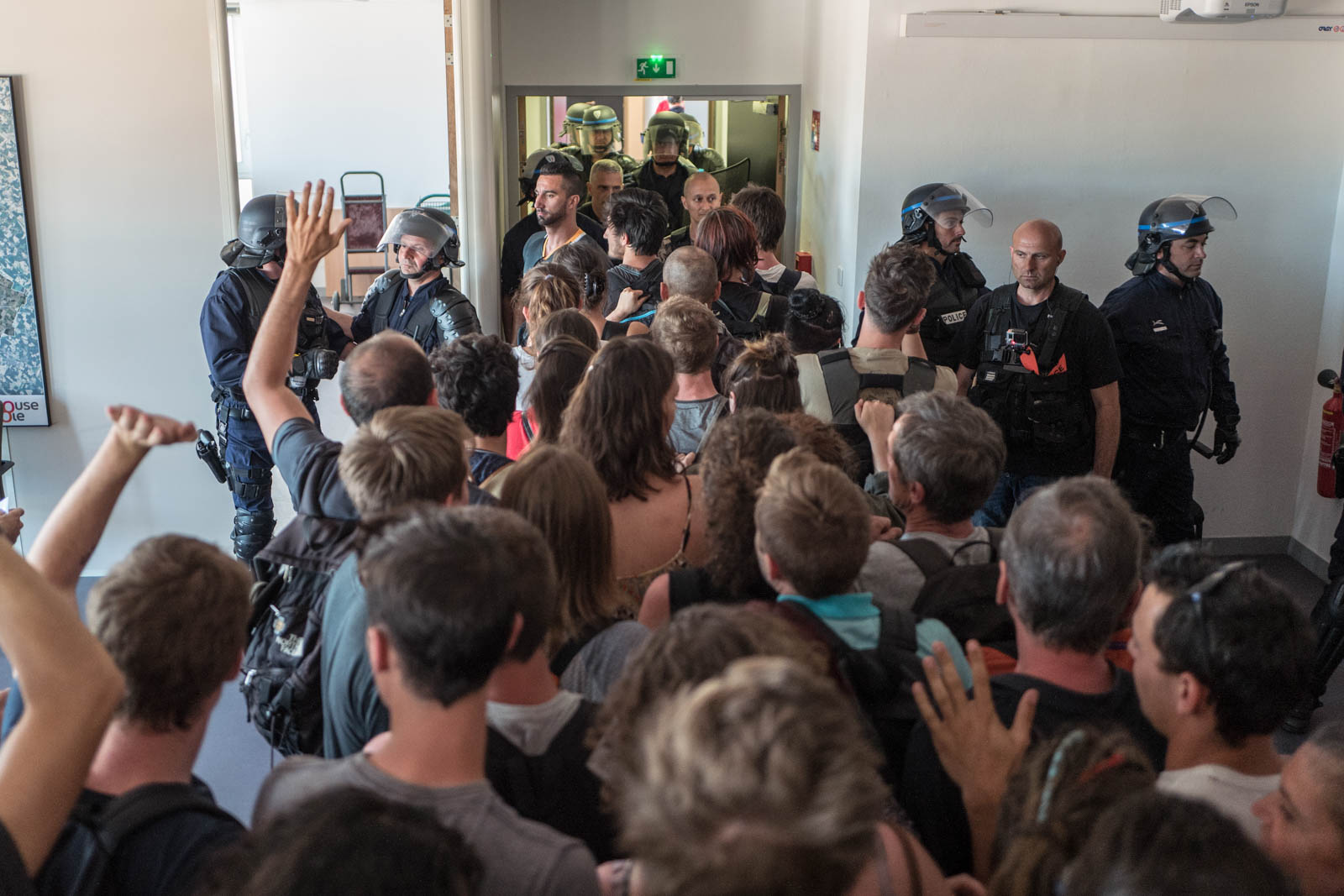 Members of the movement Night Stand , opposed the Labour Act and the collective " there's no arrangements" conducted their 8th action. The operation Django, during which the large meeting room of Toulouse Metropole, where meet Jean-Luc Moudenc , Mayor of Toulouse, and his assistants were busy before the intervention of the security forces who evacuated the protesters. Toulouse, France - June 23, 2016 . Des membres du mouvement Nuit Debout, opposés à la Loi Travail, et du collectif y’a pas d’arrangements ont mené leur 8ème action. L’opération Django, durant laquelle la grande salle de réunion de Toulouse Métropole, où se réunissent Jean-Luc Moudenc, Maire de Toulouse, et ses adjoints a été occupée avant l’intervention des forces de l’ordre qui ont évacué les manifestants.Toulouse, France-23 juin 2016.