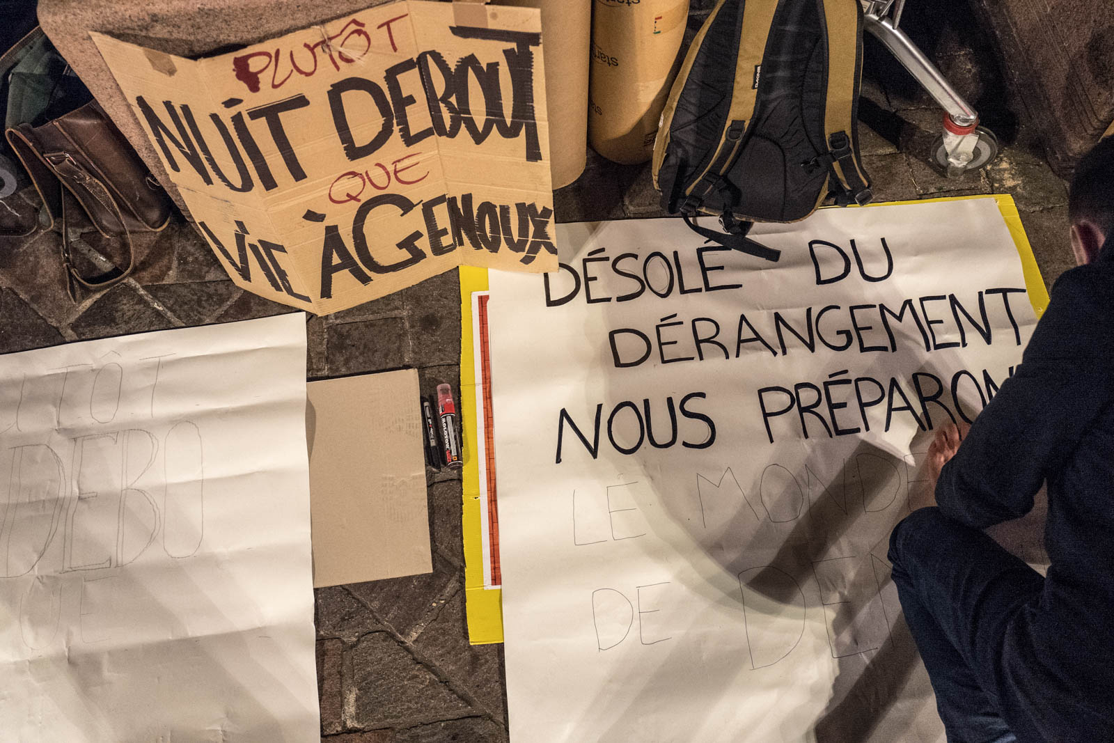 Rassemblement NUIT DEBOUT sur la place du Capitole. Depuis le 31 mars des personnes se sont installées sur différentes grandes places dans des villes de l'hexagone la nuit.  Ces rassemblements pacifiques, appellés NUIT DEBOUT sont ouverts et populaires, ils visent à réinvestir l’espace public pour échanger, débattre et construire, la Place du Capitole est occupée depuis le 5 avril. 11/04/2016, Toulouse-France.