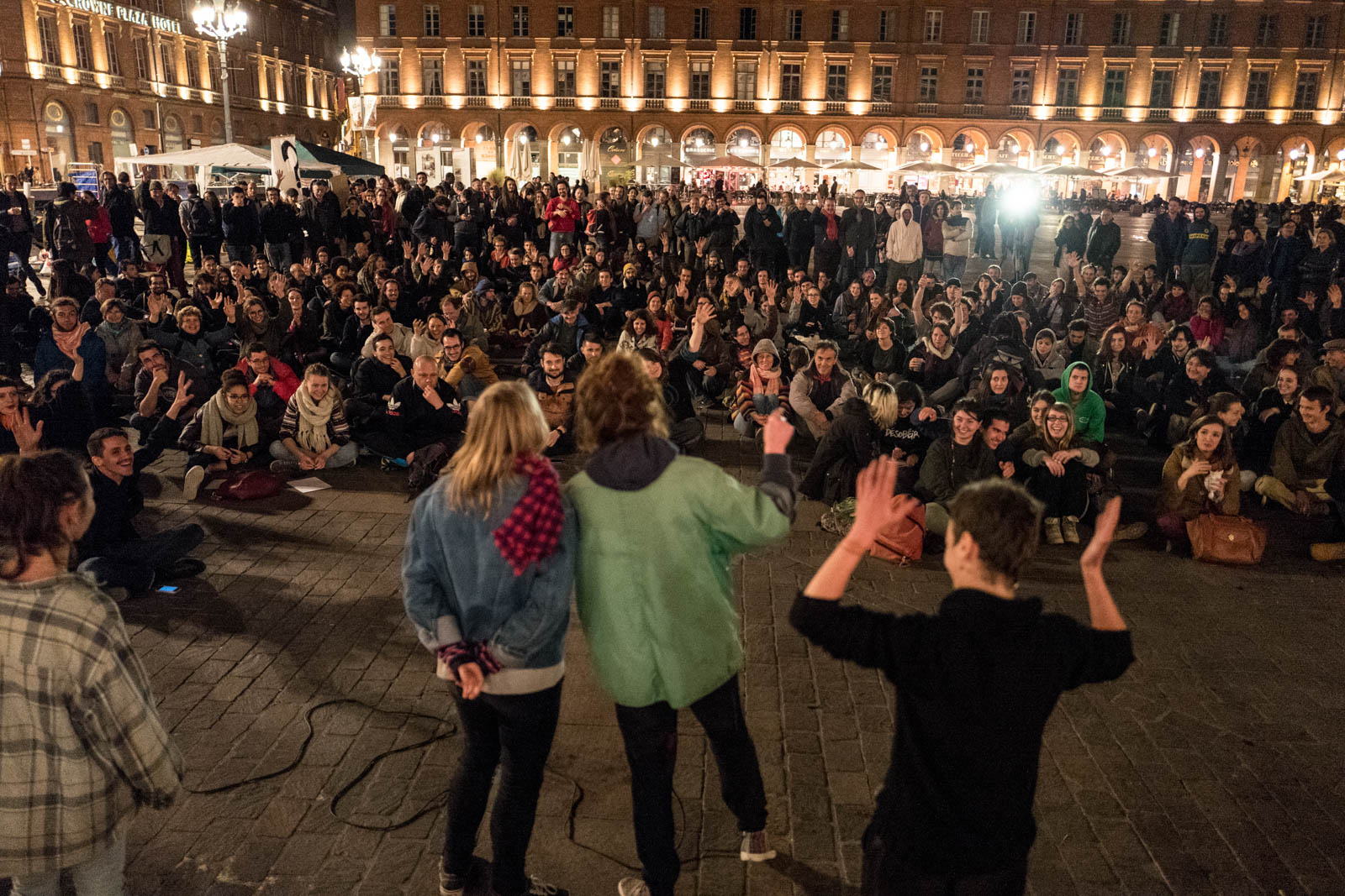 Rassemblement NUIT DEBOUT sur la place du Capitole. Depuis le 31 mars des personnes se sont installées sur différentes grandes places dans des villes de l'hexagone la nuit.  Ces rassemblements pacifiques, appellés NUIT DEBOUT sont ouverts et populaires, ils visent à réinvestir l’espace public pour échanger, débattre et construire, la Place du Capitole est occupée depuis le 5 avril. 11/04/2016, Toulouse-France.