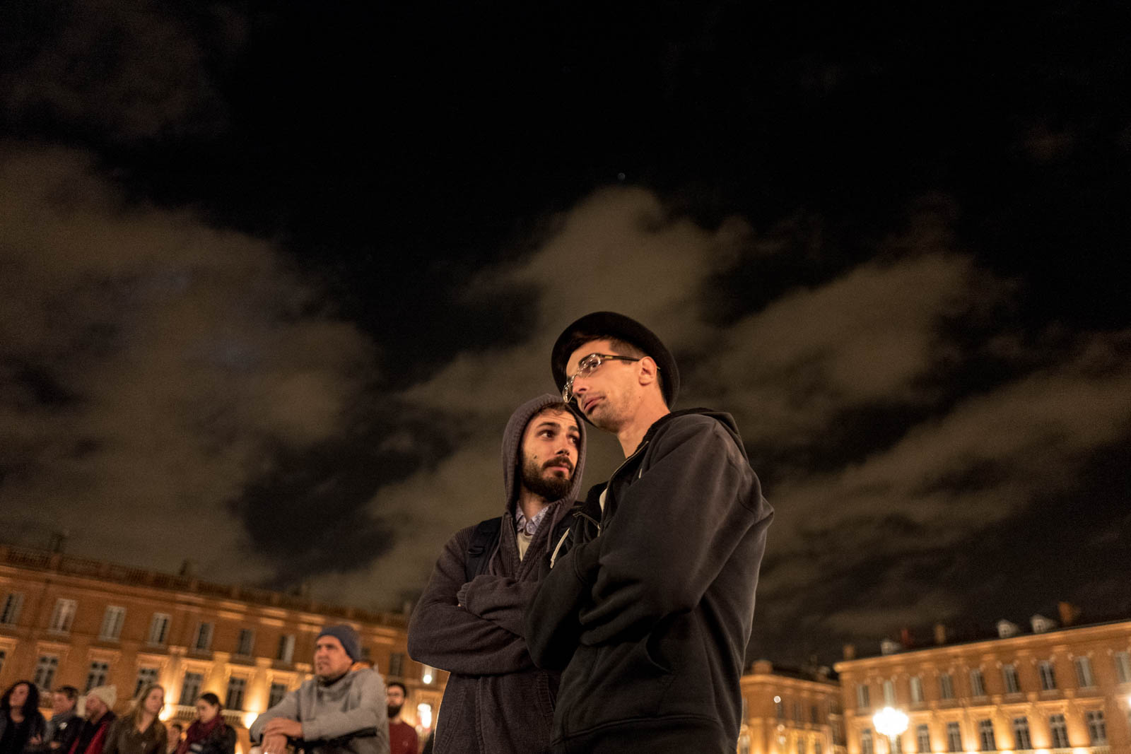 Rassemblement NUIT DEBOUT sur la place du Capitole. Depuis le 31 mars des personnes se sont installées sur différentes grandes places dans des villes de l'hexagone la nuit.  Ces rassemblements pacifiques, appellés NUIT DEBOUT sont ouverts et populaires, ils visent à réinvestir l’espace public pour échanger, débattre et construire, la Place du Capitole est occupée depuis le 5 avril. 11/04/2016, Toulouse-France.