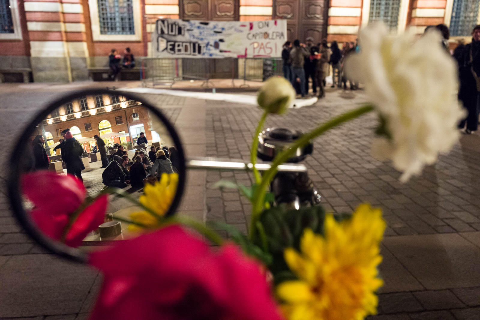 Rassemblement NUIT DEBOUT sur la place du Capitole. Depuis le 31 mars des personnes se sont installées sur différentes grandes places dans des villes de l'hexagone la nuit.  Ces rassemblements pacifiques, appellés NUIT DEBOUT sont ouverts et populaires, ils visent à réinvestir l’espace public pour échanger, débattre et construire, la Place du Capitole est occupée depuis le 5 avril. 8/04/2016, Toulouse-France.