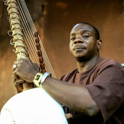 Toumani Diabaté, grand virtuose de la kora devant son domicile dans le quartier de Badalian 3.
02/03/06
Bamako
Mali