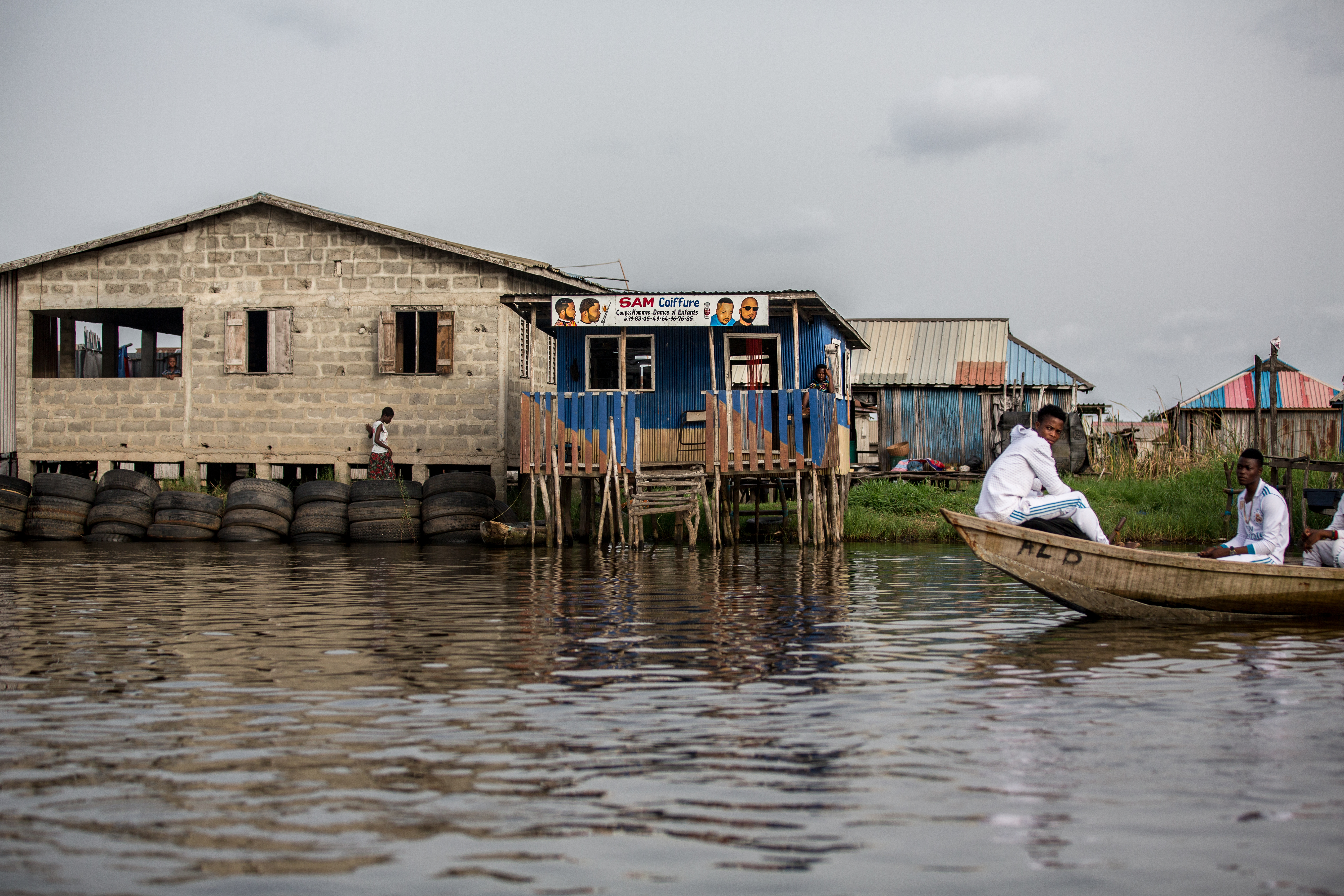 Ganvié.
A man on his canoe on Lake Nokoué.
Ganvié is a lakeside city in southern Benin that is part of the municipality of Sô-Ava in the Atlantic department, located on Lake Nokoué north of the metropolis of Cotonou, it is listed since 1996 on the indicative list of UNESCO but it is not yet classified.
Ganvié is one of the six projects included in the 2016-2021 Government Action Program (GAP) to develop tourism.
The cost of the project is estimated at 20 billion CFA francs (about 30.5 million euros).It includes sanitation and cleaning of the lake (from mid-2018 to the end of 2019. Ganvié 1, Benin - March 28, 2018.
Vie sur l’eau à Ganvié. 
Un homme sur sa pirogue sur le lac Nokoué.
Ganvié est une cité lacustre du sud du Bénin qui fait partie de la commune de Sô-Ava dans le département de l'Atlantique, situé sur le lac Nokoué au nord de la métropole de Cotonou, elle est inscrite depuis 1996 sur la liste indicative de l'UNESCO mais elle n’est pas encore classée.
Ganvié fait partie des six projets retenus dans le Programme d’actions du gouvernement (PAG) 2016-2021 pour développer le tourisme.
Le coût du projet est estimé à 20 milliards de F CFA (près de 30,5 millions d’euros). Il comprend l’assainissement et le curage du lac (de la mi-2018 à la fin de 2019. Ganvié 1, Bénin- 28 mars 2018., 2018.