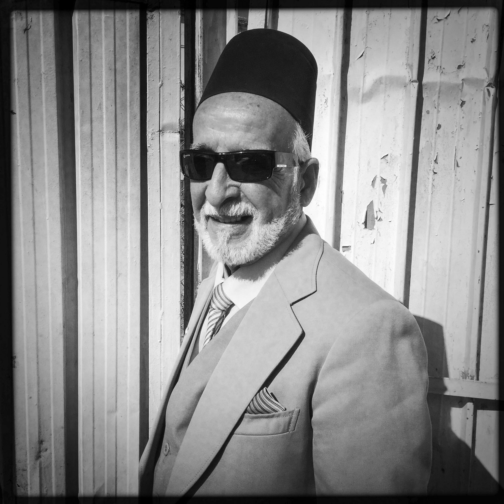 Mustapha, un homme très élégant coiffé du chapeau traditionnel, en costule cravate dans le centre ville d'Alger. 18/02/2016, Alger-Algérie