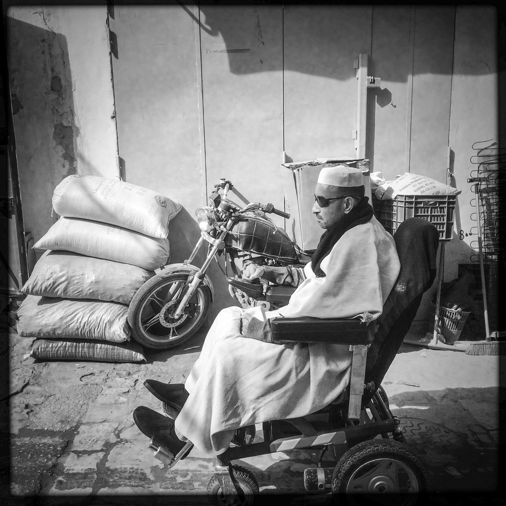 Dans une ruelle un homme Mozabite passe avec son fauteuil roulant.7/02/2016, Ghardaïa-Algérie.