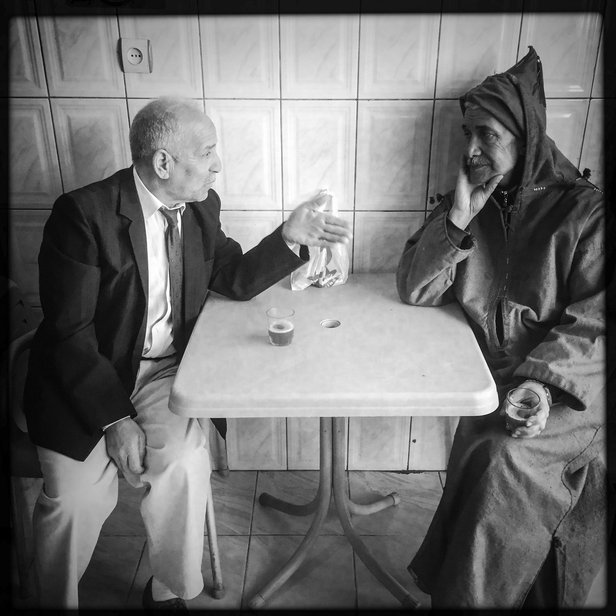 Discussion dans un café entre hommes 9/02/2016, Biskra-ALGERIE.