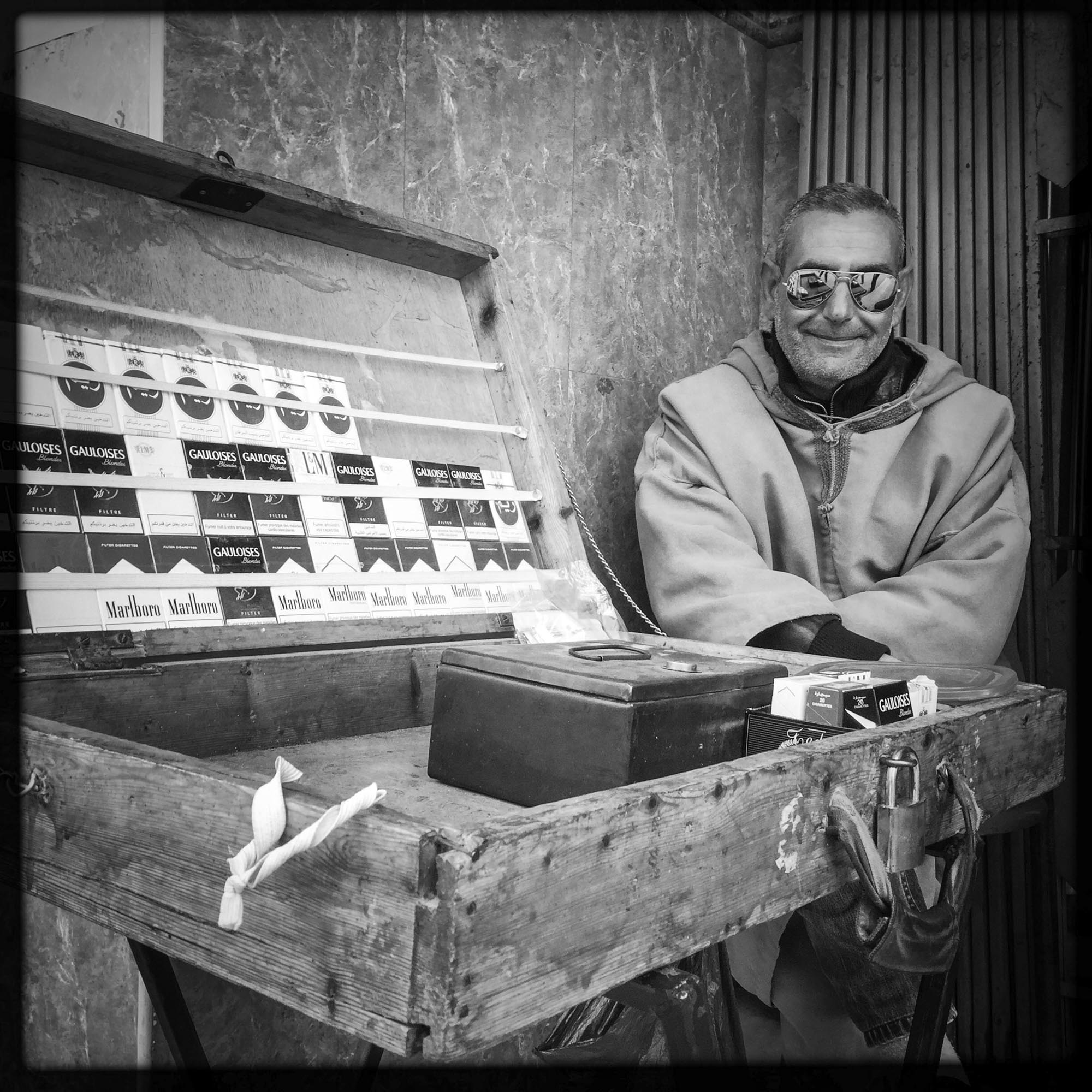 Un vendeur de cigarettes devant un café. 13/02/2016, Guelma-Algérie.