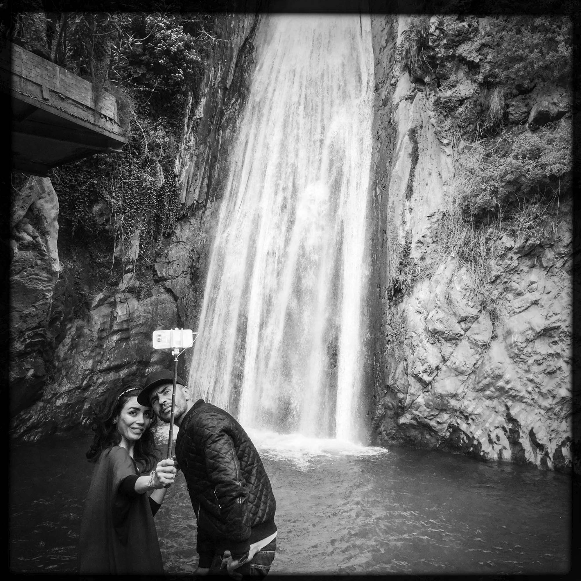 Selfie entre amoureux devant des chutes d'eau en Kabylie. 13/02/2016, ALGERIE.
