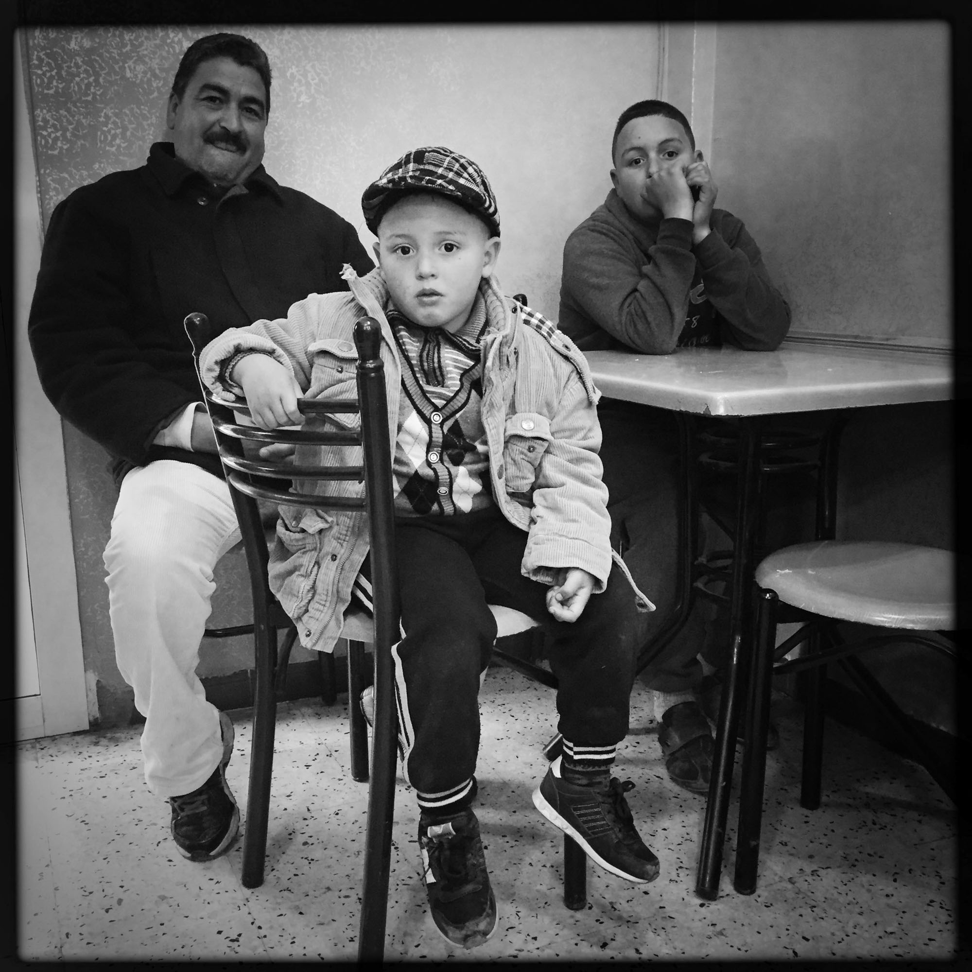 Un homme avec ses deux enfant attendent leur commande dans un restaurant. 13/02/2016, Kabylie-Algérie.