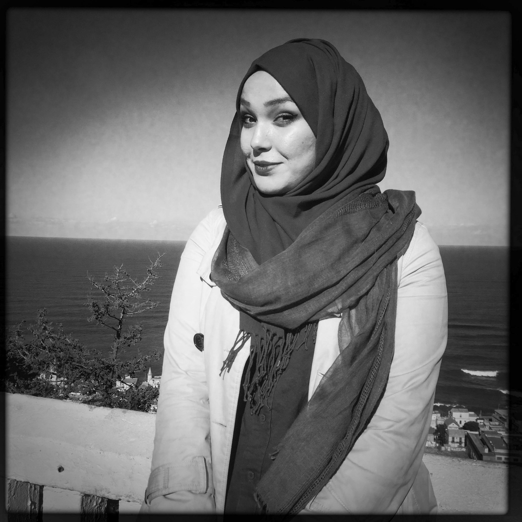 Yasmine, jeune étudiante en langues Algérienne en bord de mer à côté de Notre dame d'Afrique.17/02/2016, Alger-Algérie